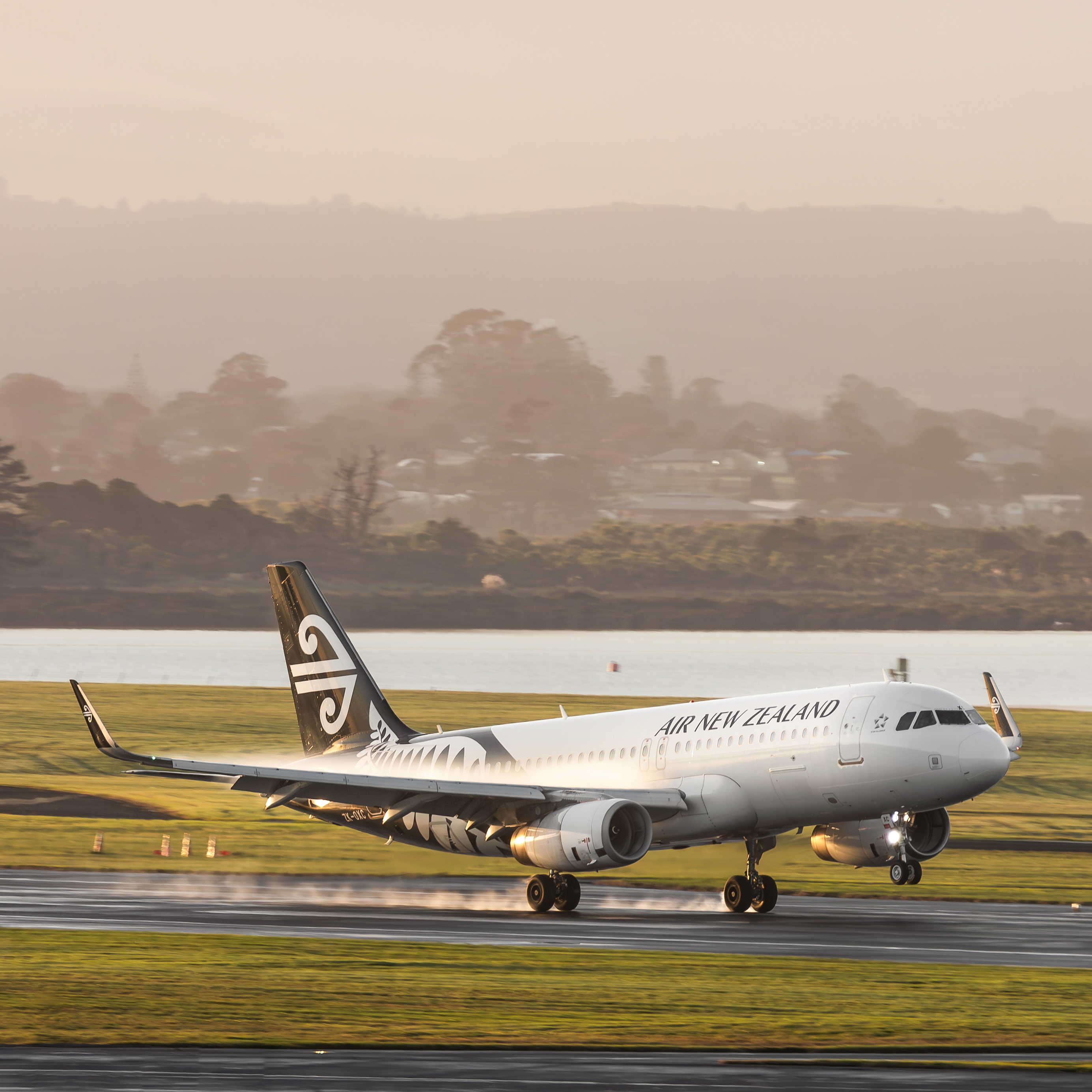 Full size: Air New Zealand Airbus A320 ZK-OXC at Auckland International Airport