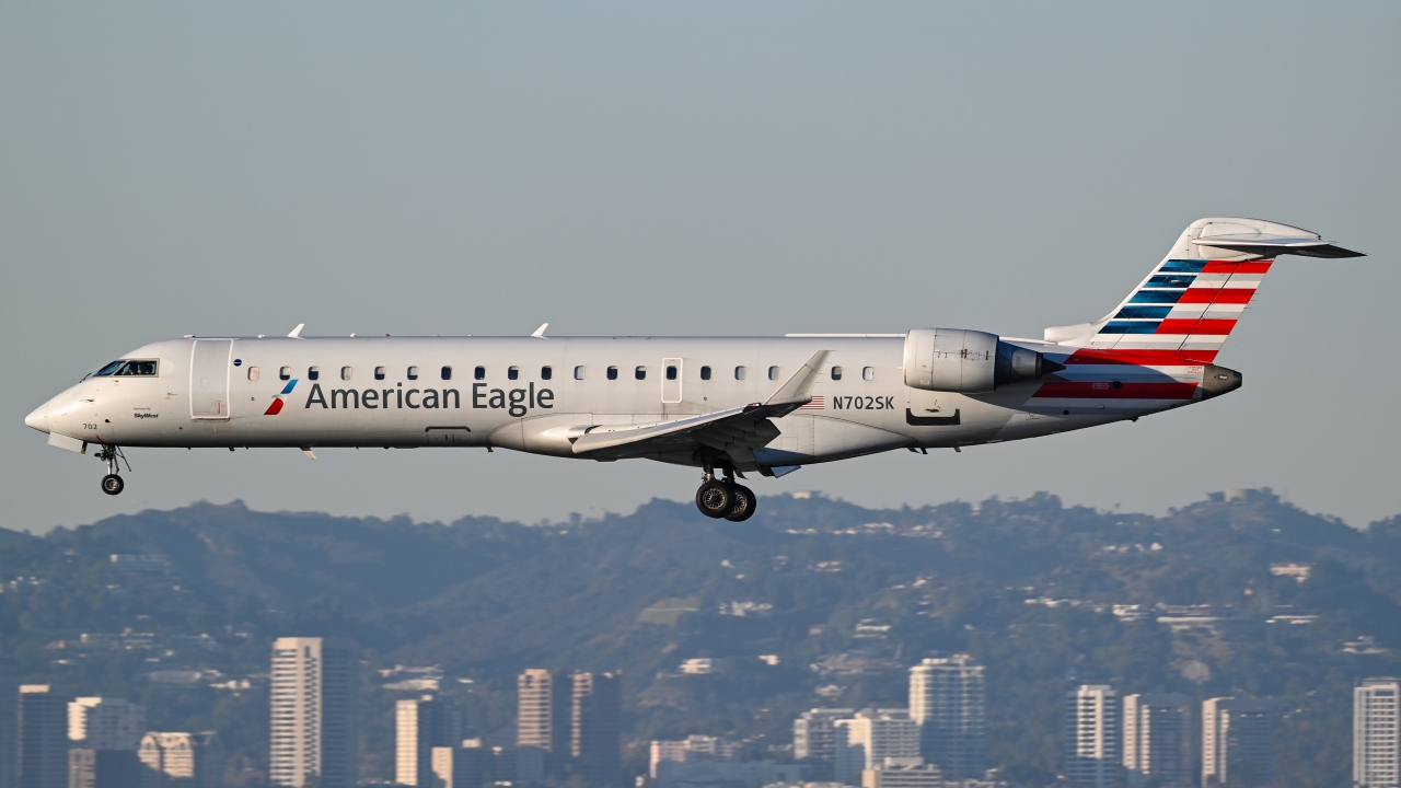 Full size: American Eagle Mitsubishi CRJ-700 N702SK at Los Angeles International Airport