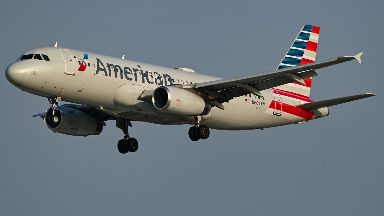 Full size: American Airlines Airbus A320 N669AW at Dallas-Fort Worth International Airport