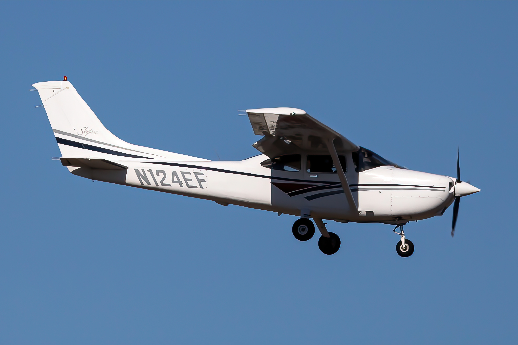 Full size: PRIVATE Cessna 172 N123EF at Boise Air Terminal/Gowen Field