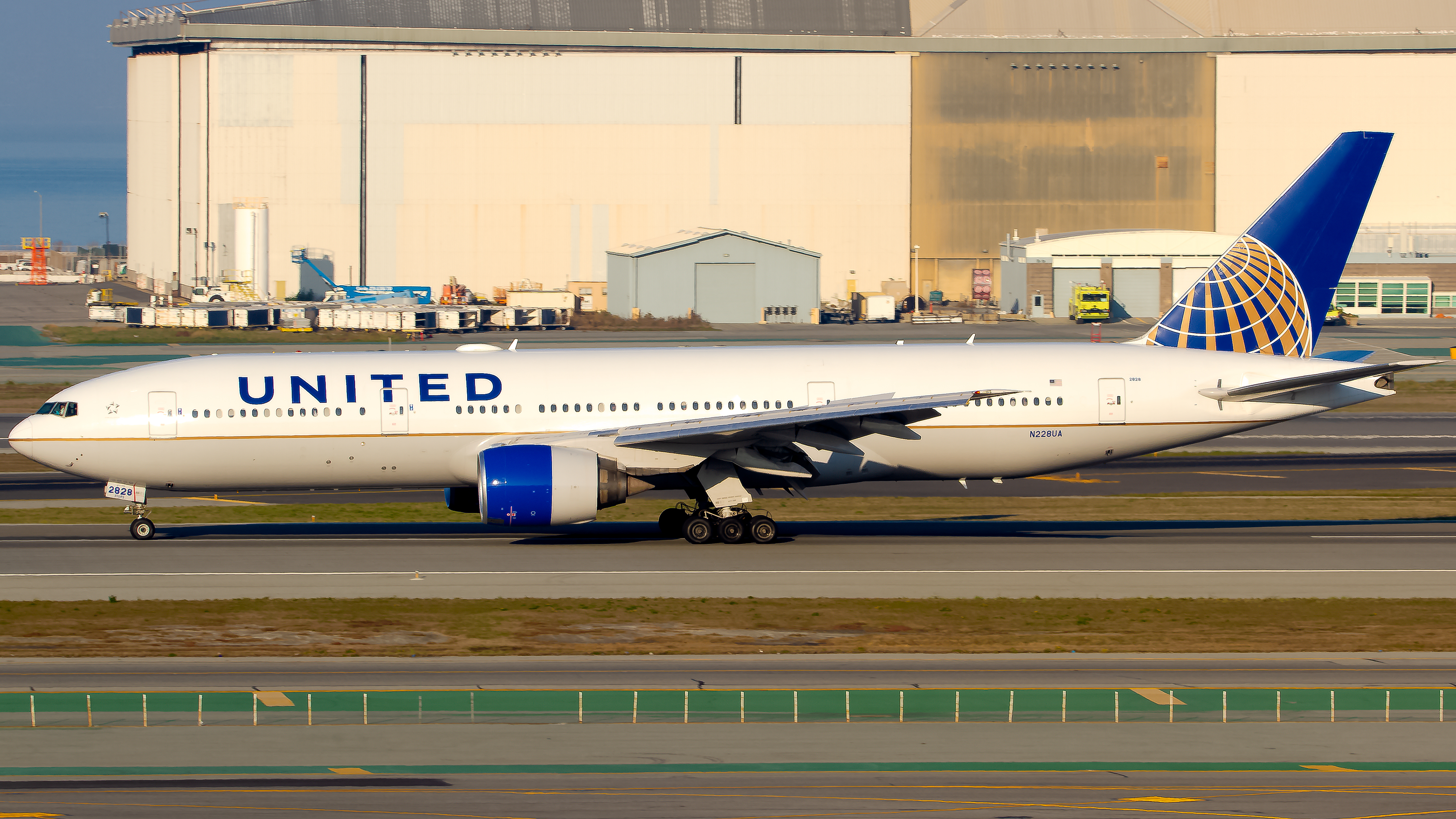Full size: United Airlines Boeing 777-200 N228UA at San Francisco International Airport