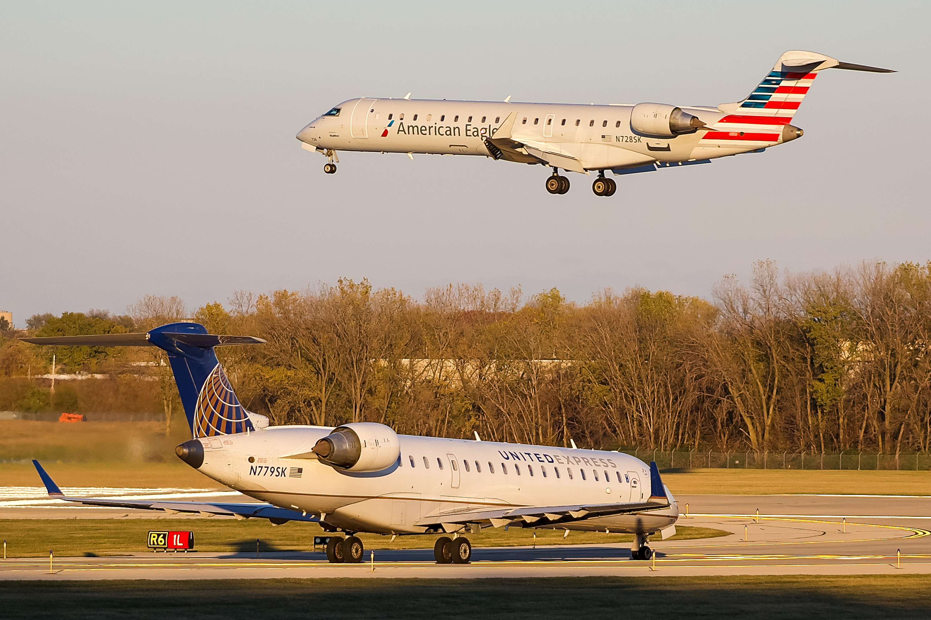 Full size: United Express Mitsubishi CRJ-700 N779SK at General Mitchell International Airport
