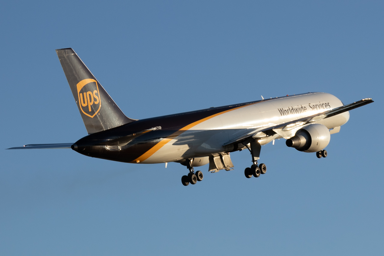 Full size: United Parcel Service Boeing 757-200F N417UP at Manchester Airport