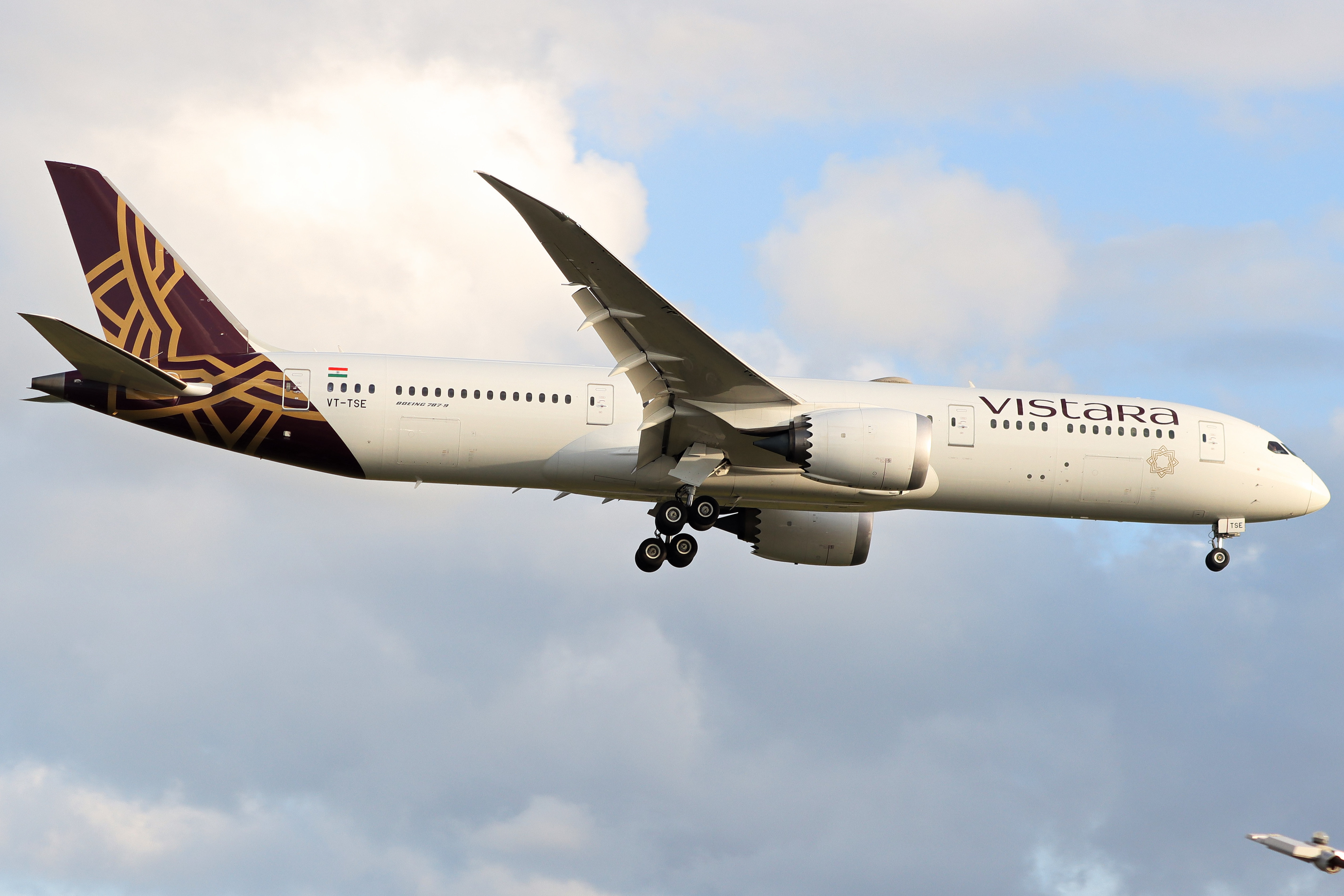 Full size: Vistara Boeing 787-9 VT-TSE at London Heathrow International Airport