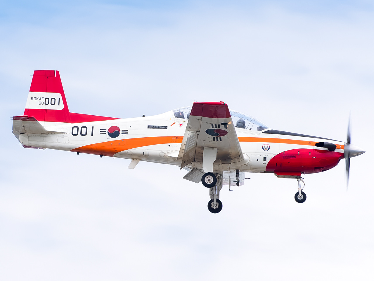 Full size: ROKAF KAI KT-1 Woongbi 00-001 at Gimhae International Airport