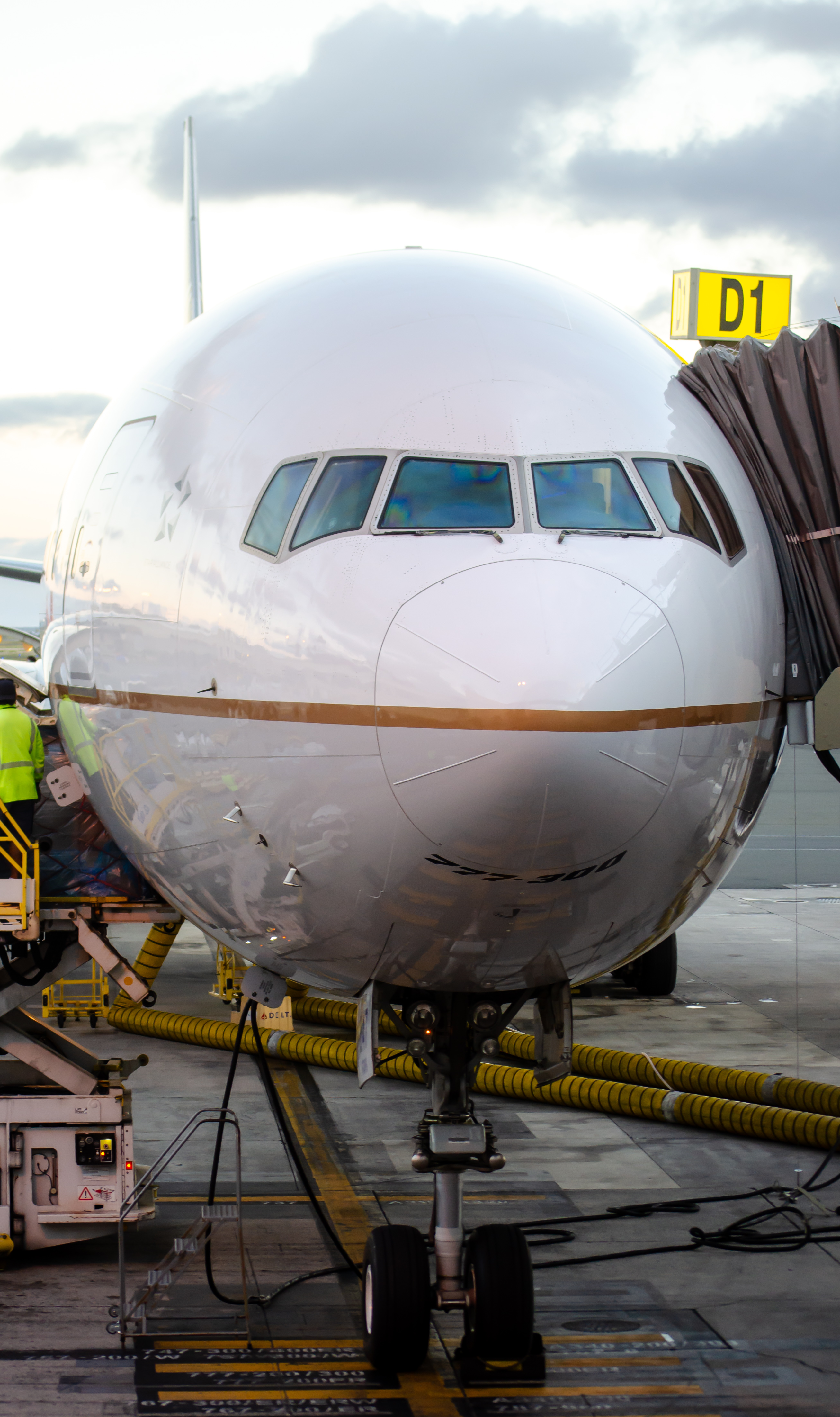 Full size: United Airlines Boeing 777-300ER N2747U at Daniel K Inouye International Airport