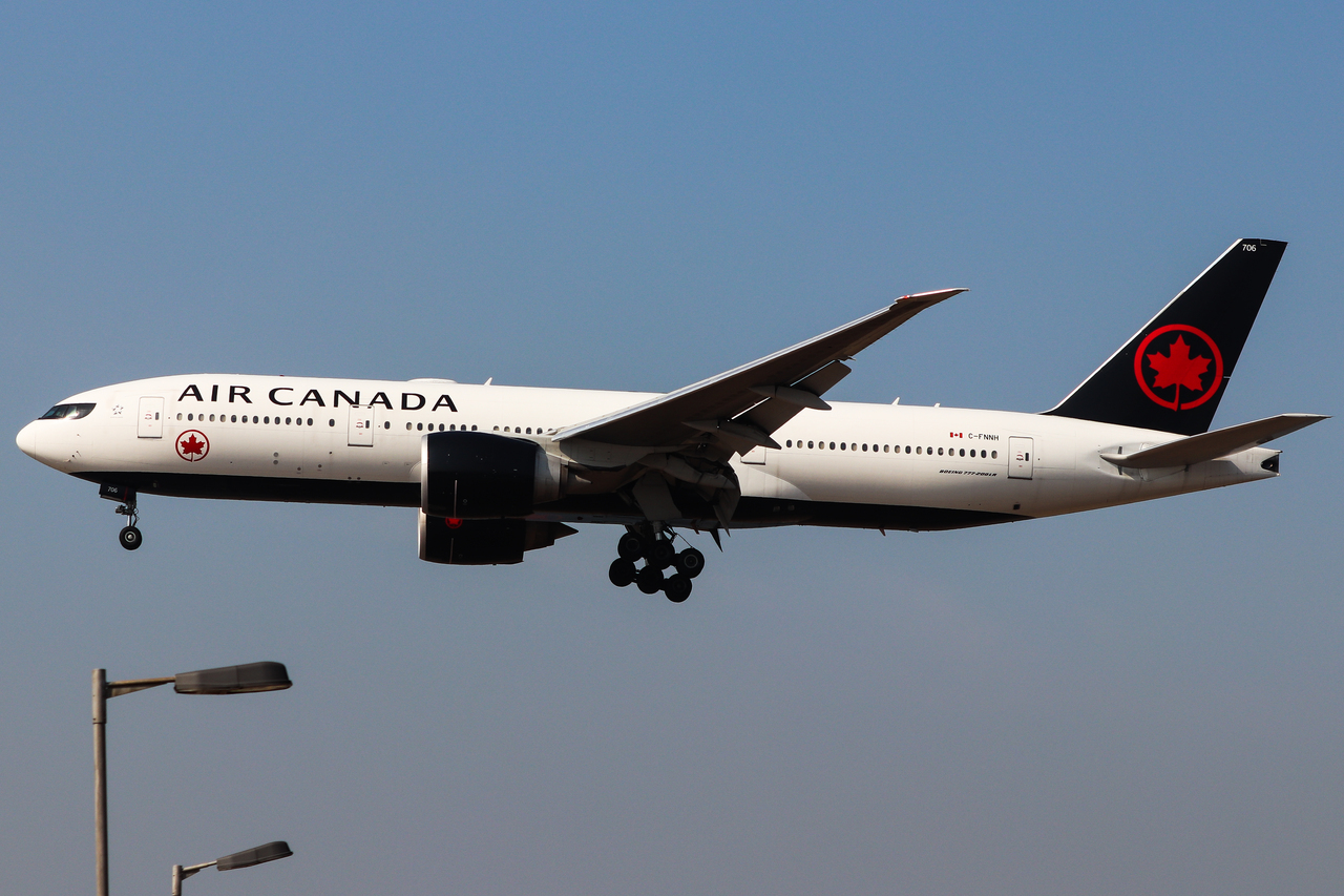Full size: Air Canada Boeing 777-200LR C-FNNH at Hong Kong International Airport