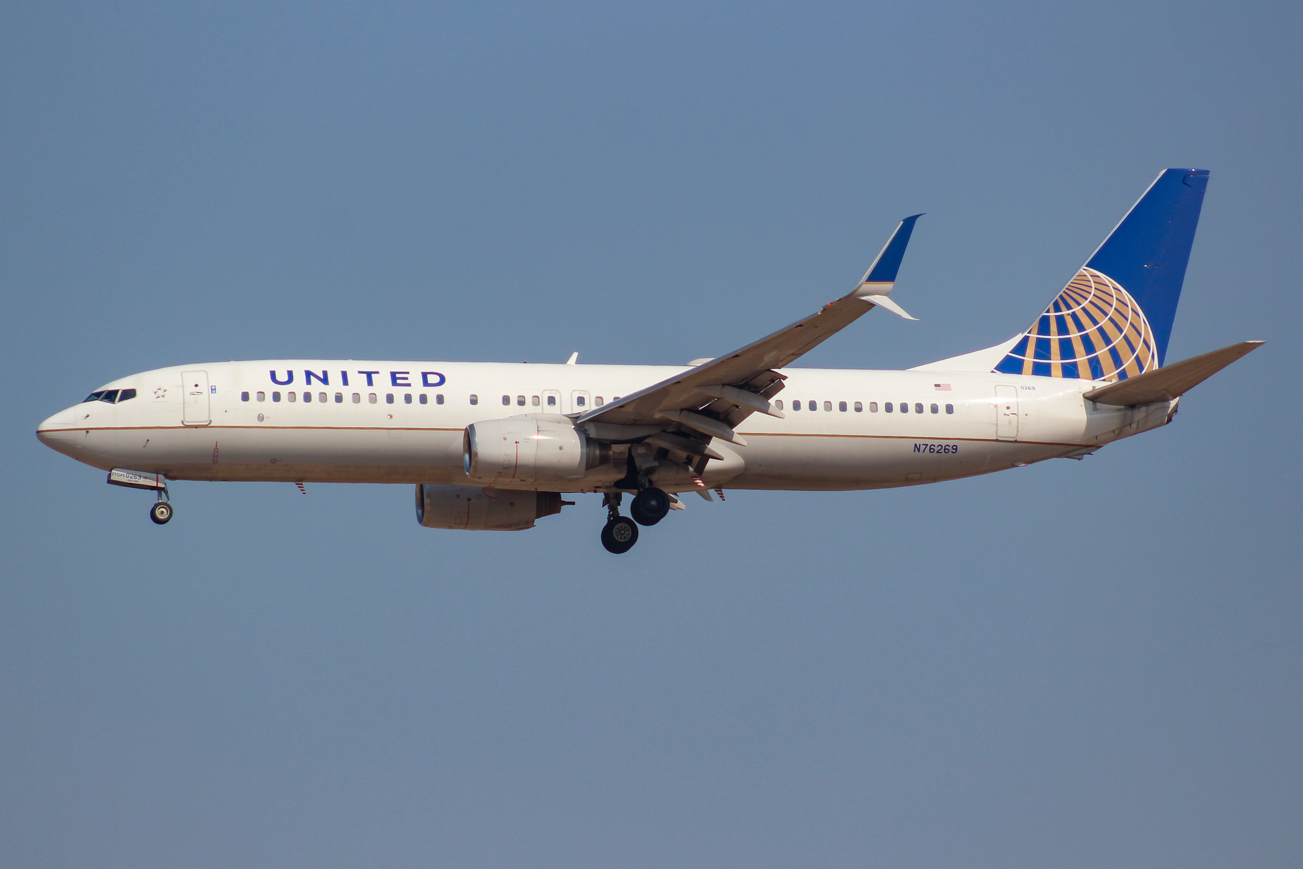 Full size: United Airlines Boeing 737-800 N76269 at Boise Air Terminal/Gowen Field