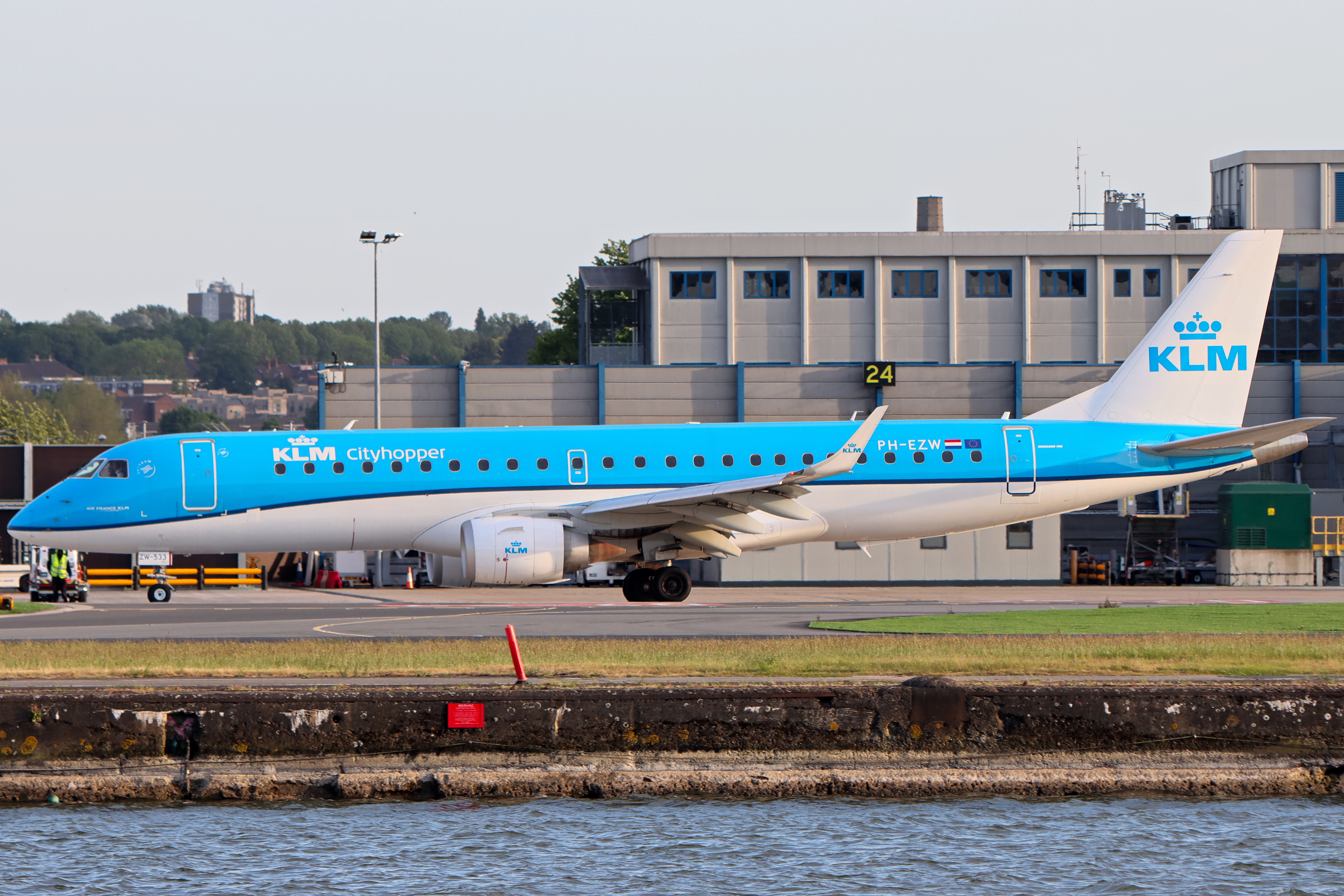 Full size: KLM CityHopper Embraer E190 PH-EZW at London City Airport