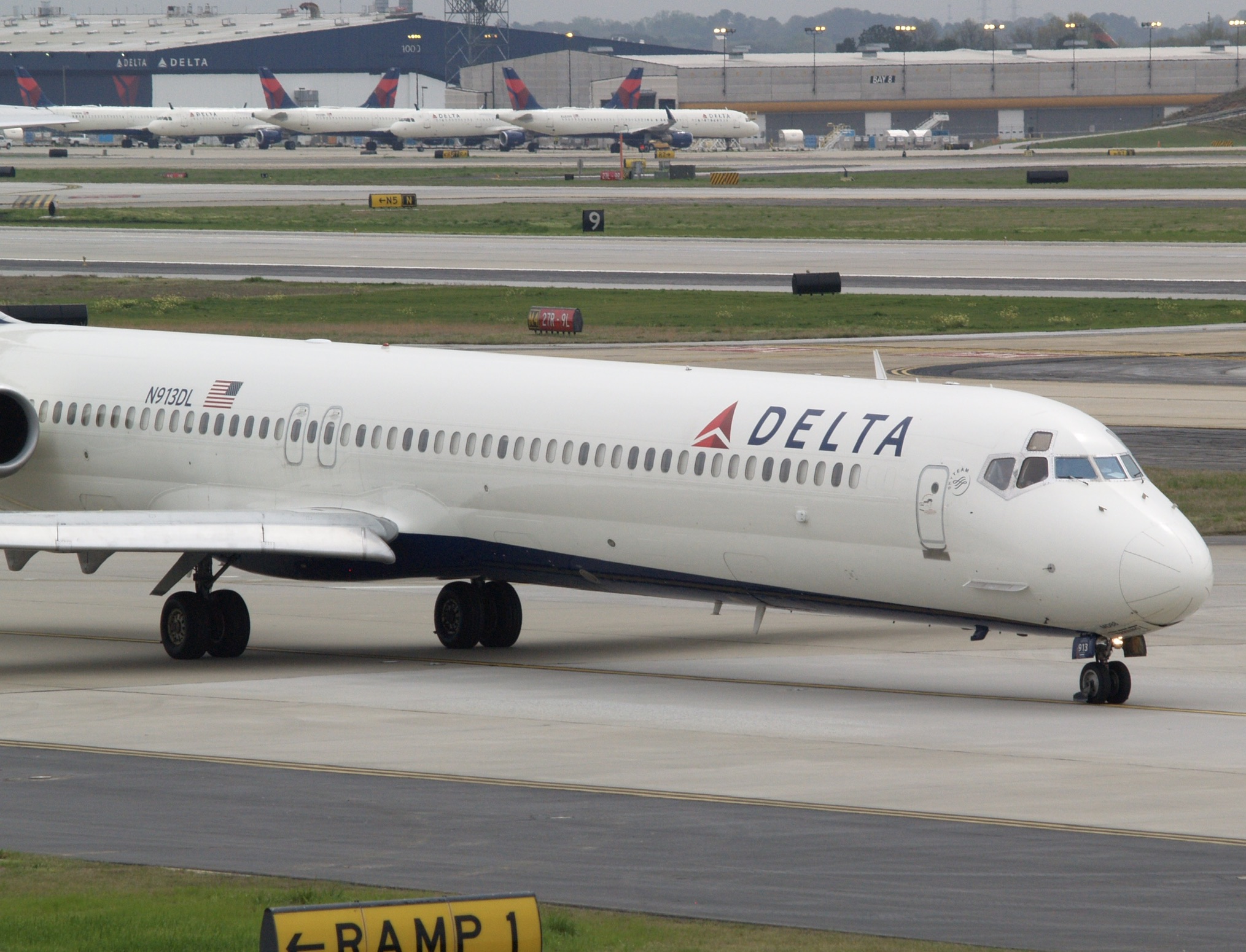 Full size: Delta Airlines MD88 N913DL at Hartsfield-Jackson Atlanta International Airport