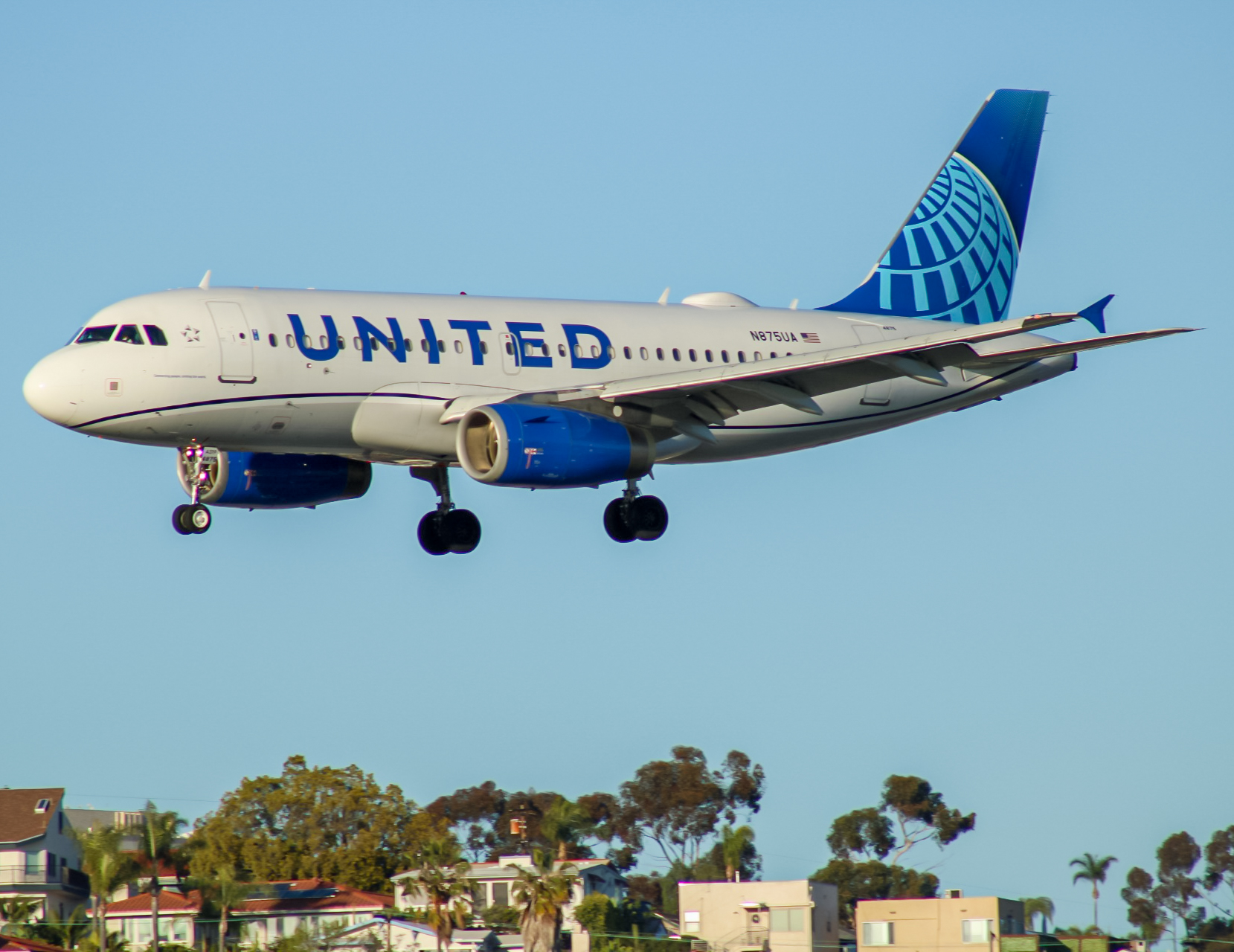 Full size: United Airlines Airbus A319 N875UA at San Diego International Airport