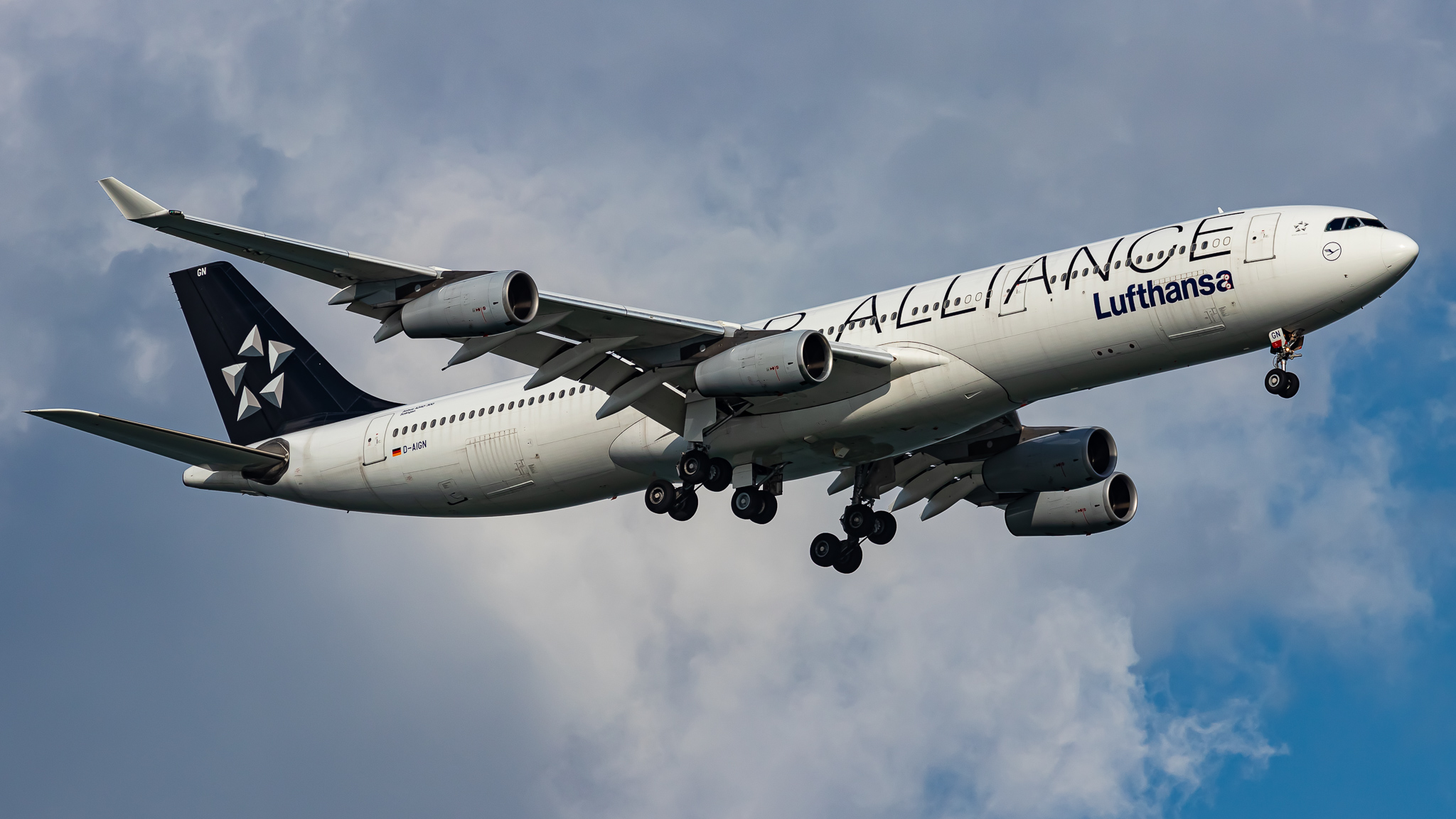 Full size: Lufthansa Airbus A340-300 D-AIGN at Singapore-Changi Airport