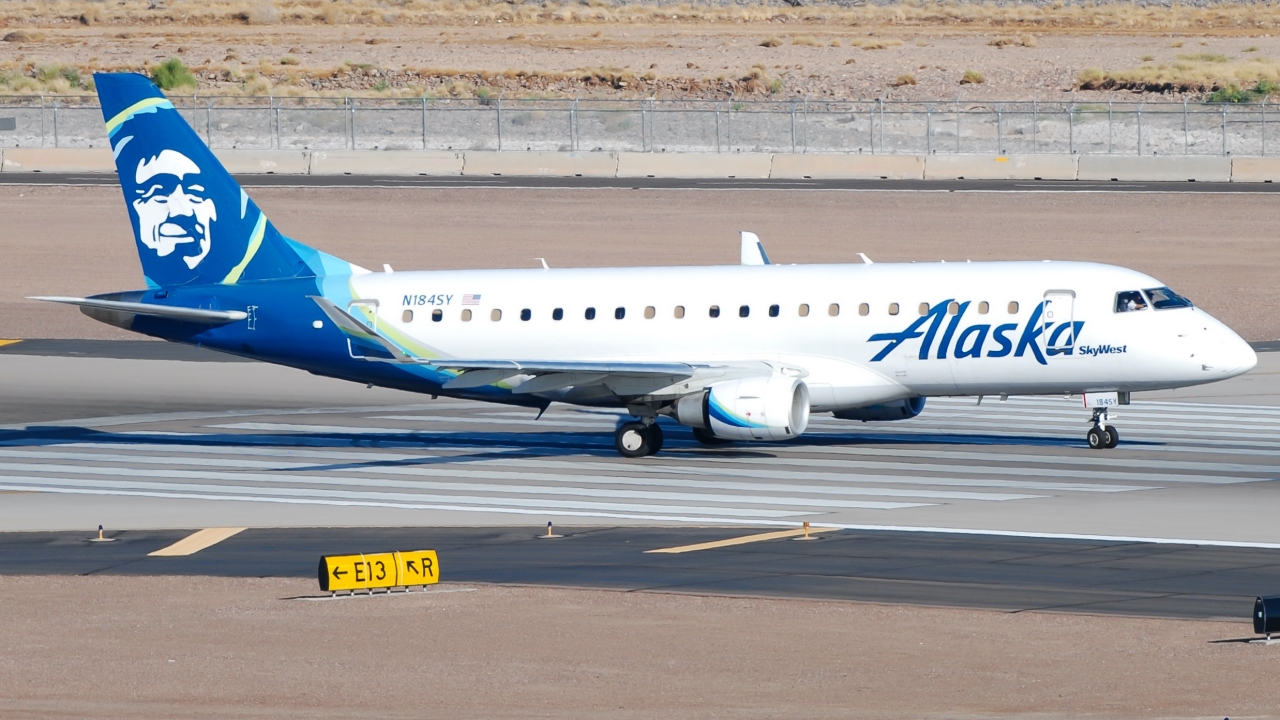 Full size: SkyWest Airlines Embraer E175 N184SY at Phoenix Sky Harbor International Airport