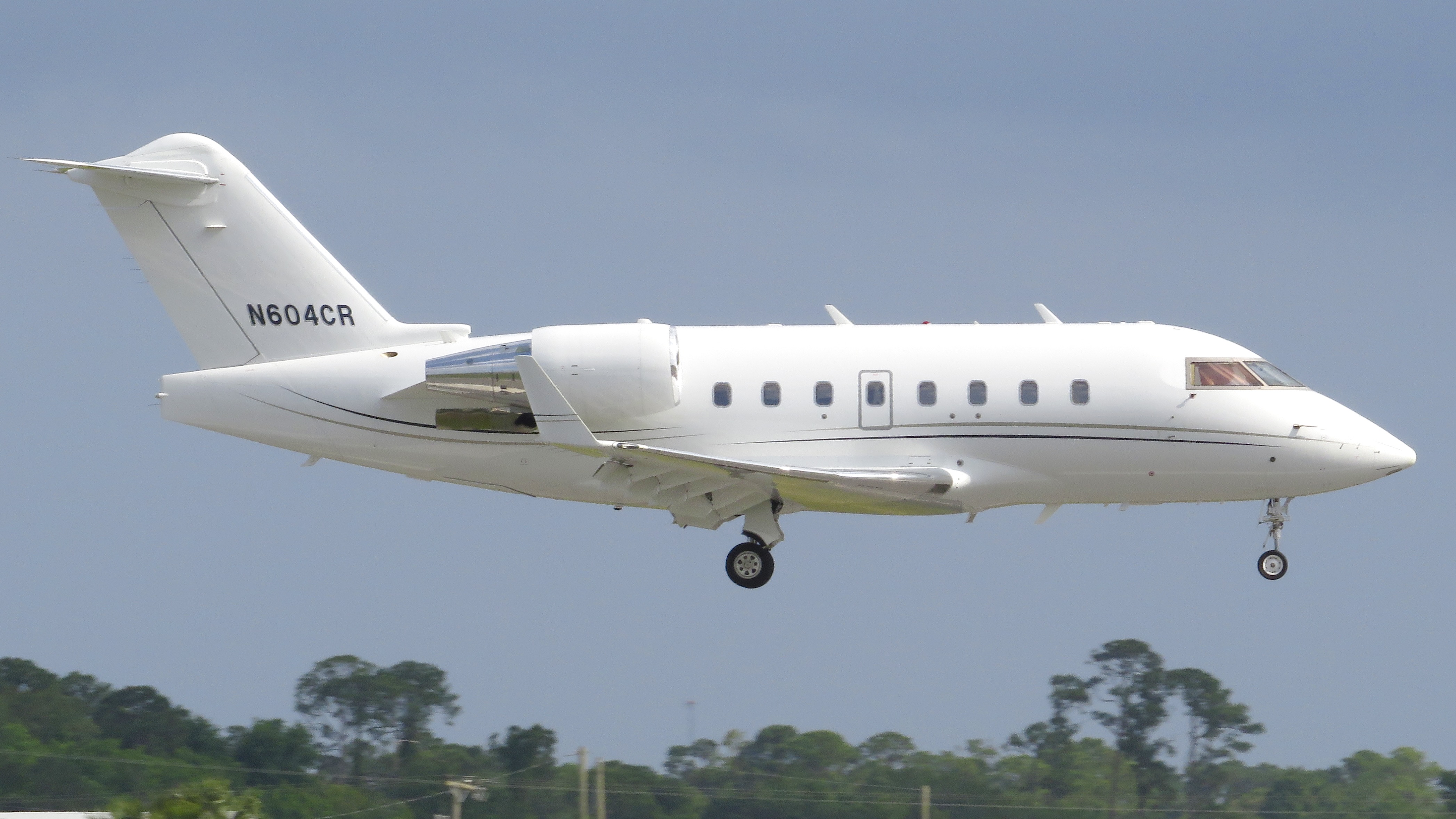 Full size: PRIVATE Bombardier Challenger 604 N604CR at Daytona Beach International Airport