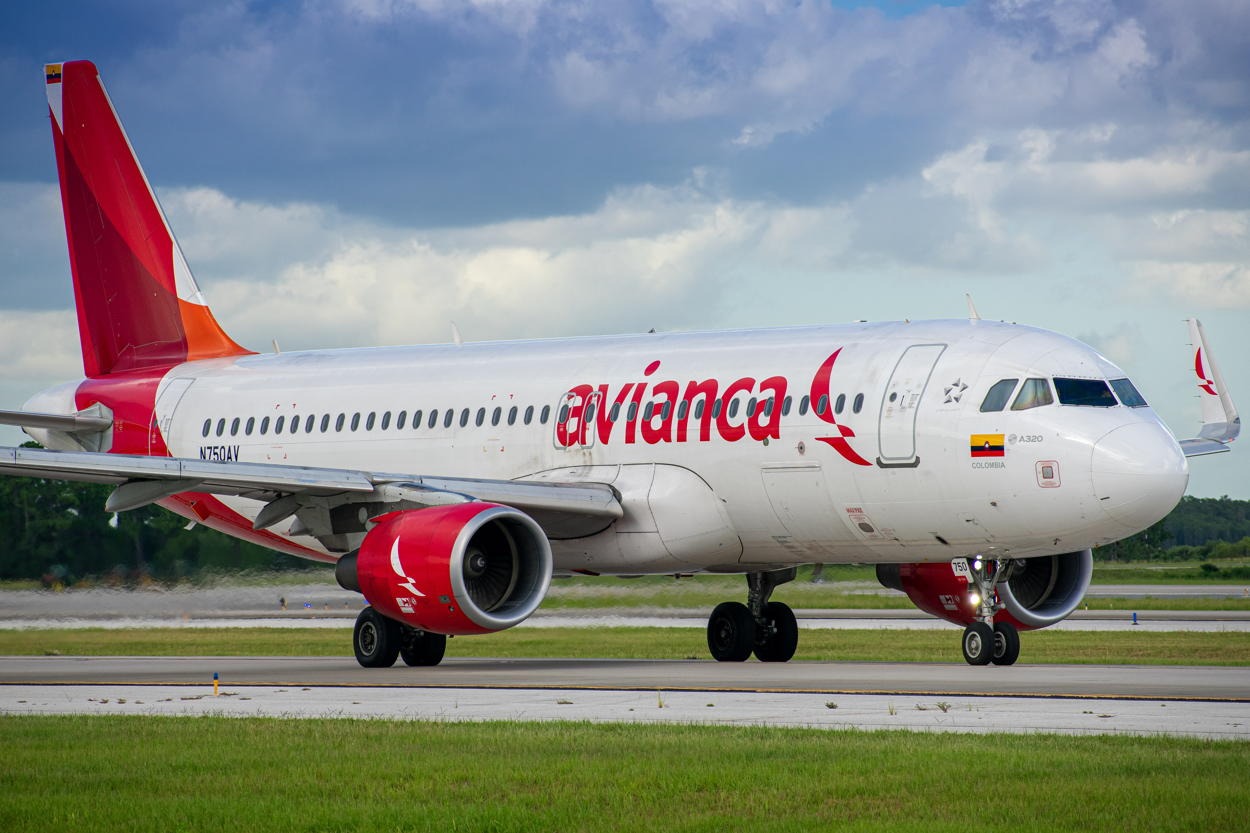 Full size: Avianca Airbus A320 N750AV at Orlando International Airport