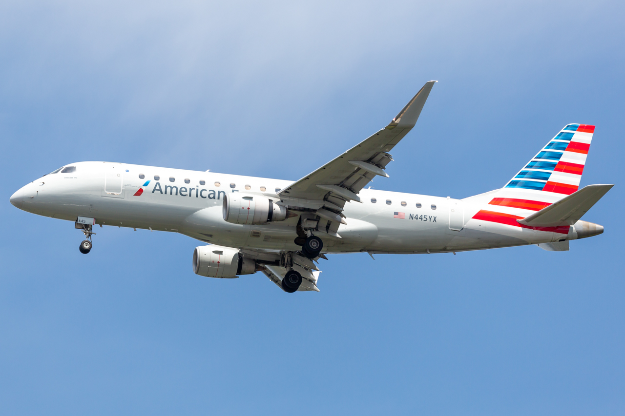 Full size: American Airlines Embraer E175 N445YX at John F. Kennedy International Airport