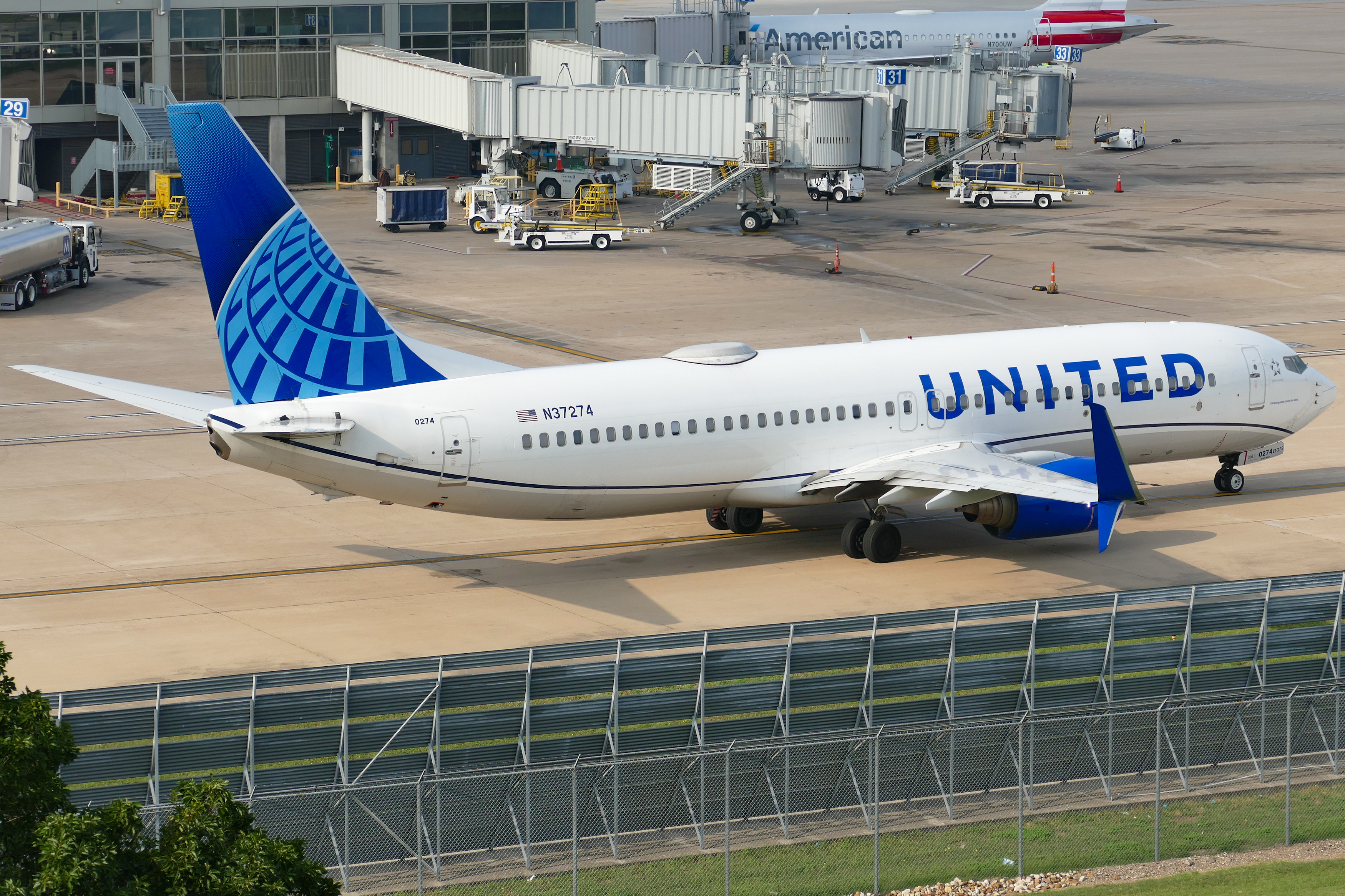 Full size: United Airlines Boeing 737-800 N37274 at Austin-Bergstrom International Airport