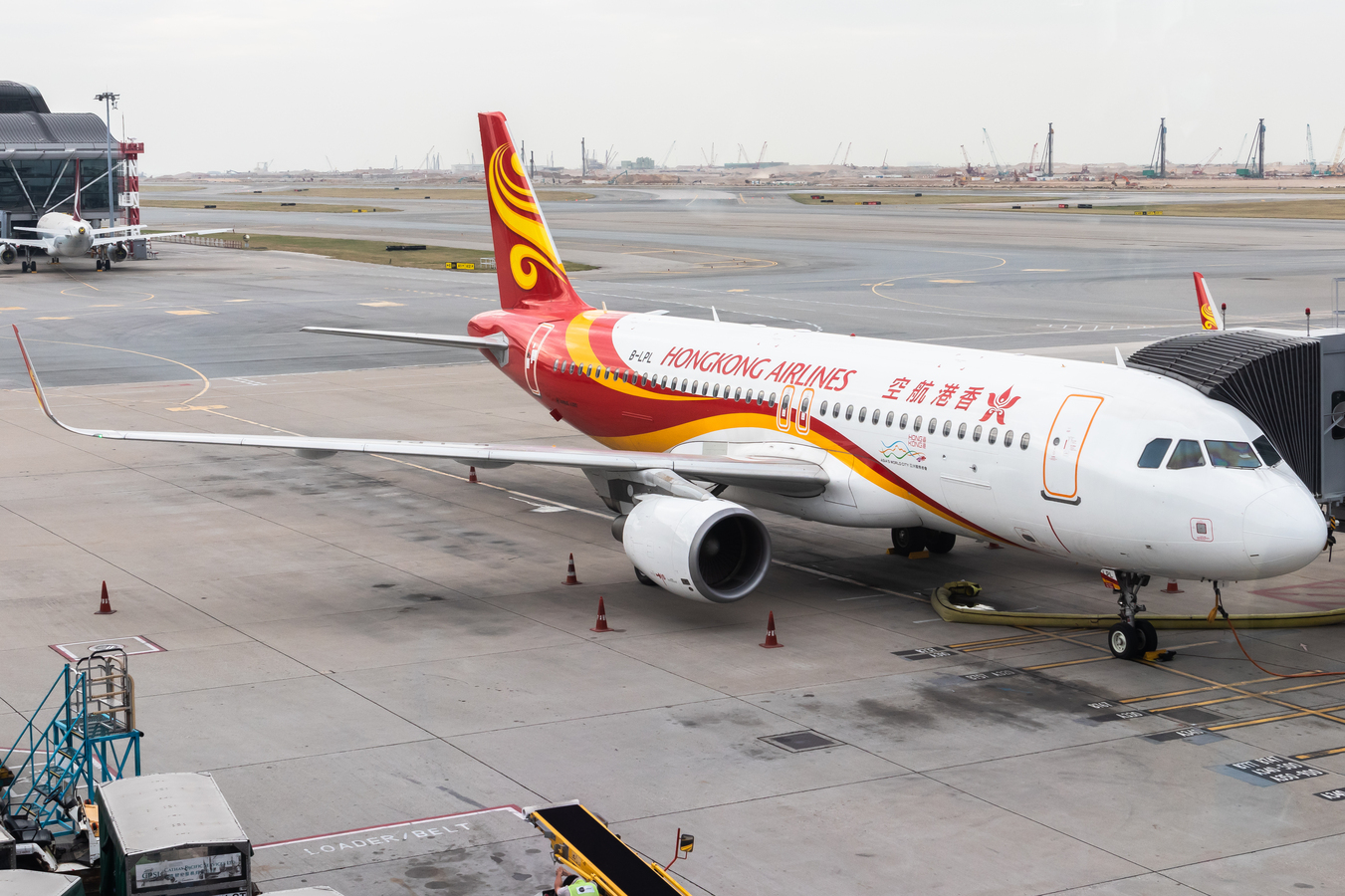 Full size: Hong Kong Airlines Airbus A320 B-LPL at Hong Kong International Airport