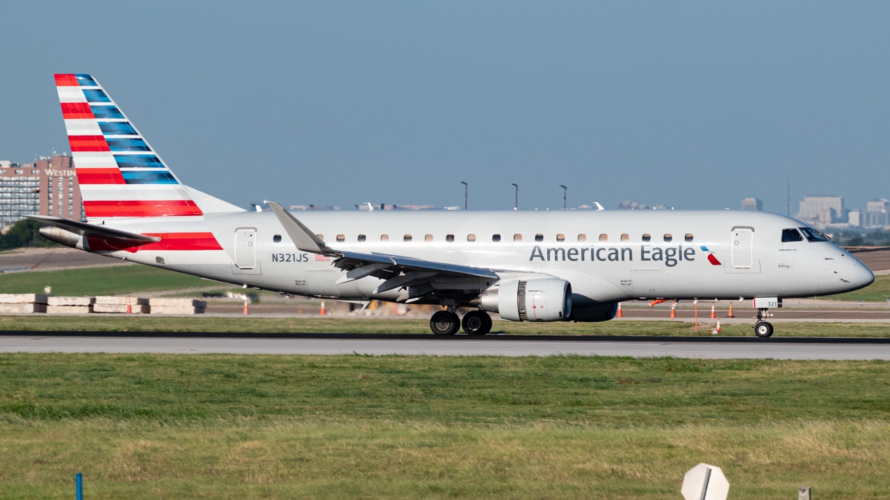 Full size: American Eagle Embraer E175 N321JS at Dallas-Fort Worth International Airport