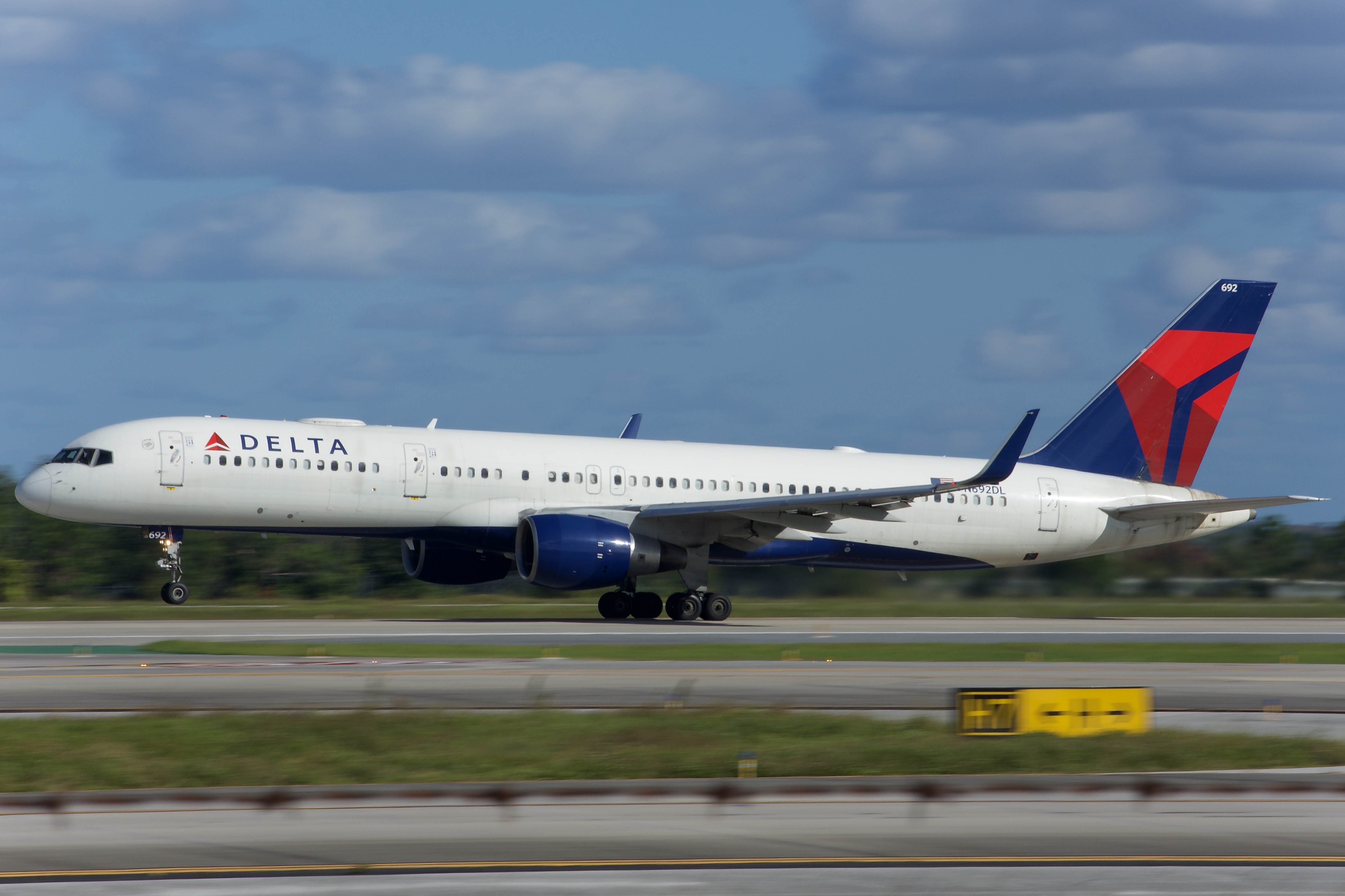 Full size: Delta Airlines Boeing 757-200 N692DL at Orlando International Airport