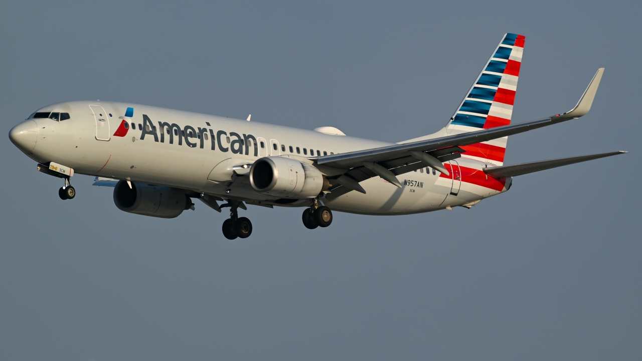 Full size: American Airlines Boeing 737-800 N957AN at Dallas-Fort Worth International Airport
