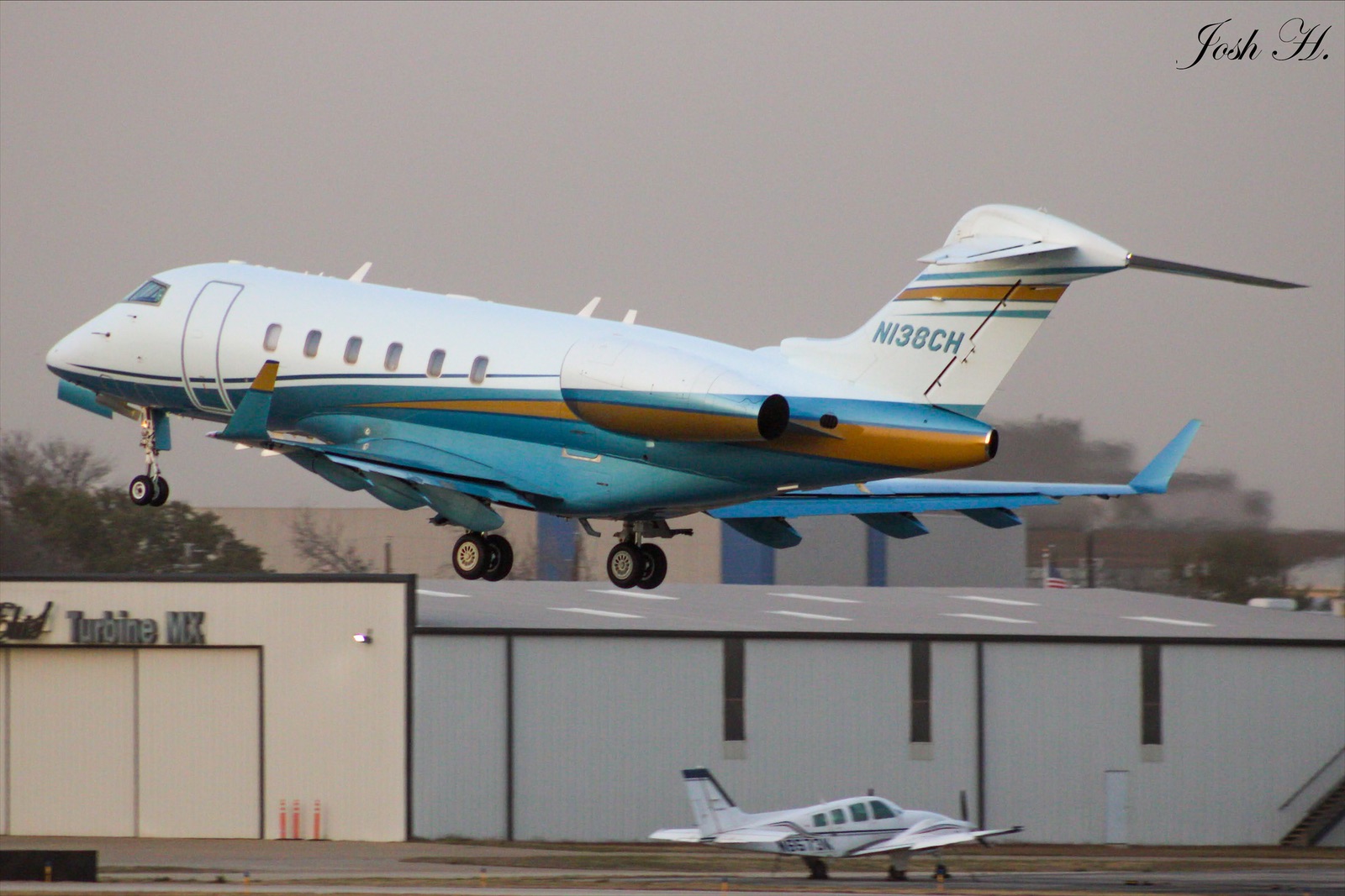 Full size: PRIVATE Bombardier Challenger 350 N138CH at Addison Airport