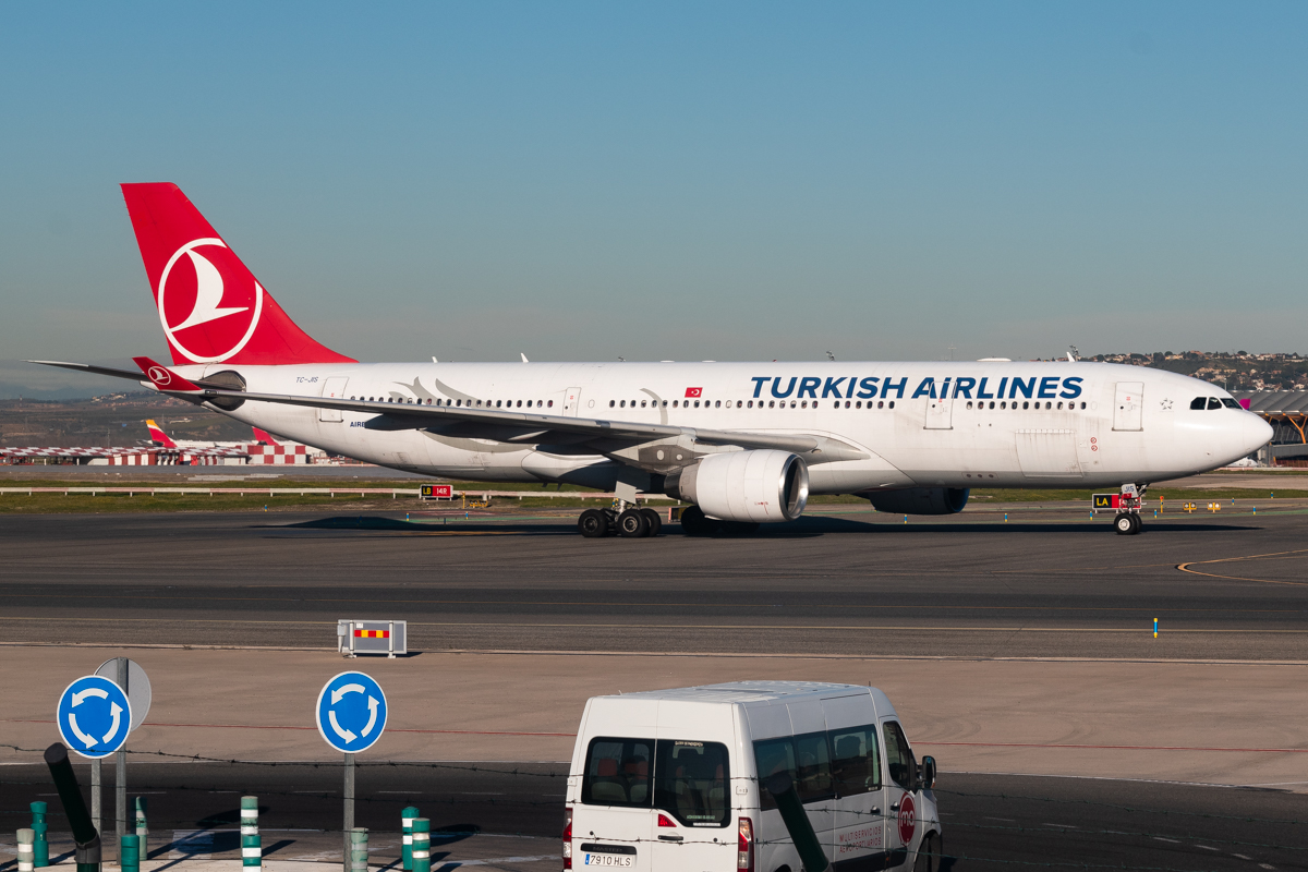 Full size: Turkish Airlines Airbus A330-200 TC-JIS at Madrid Barajas Airport