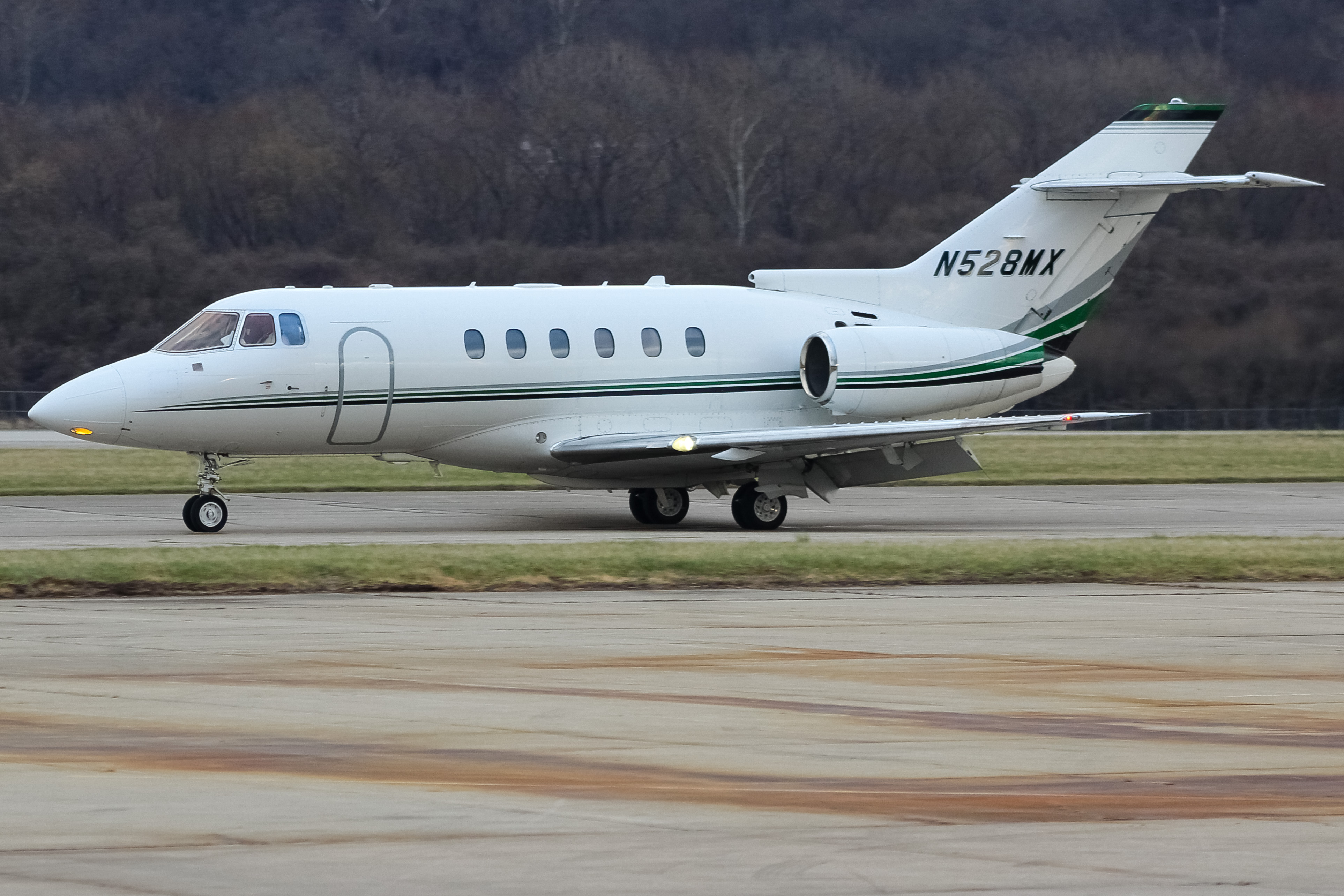 Full size: PRIVATE  Beechcraft Hawker 850XP N528MX at Cincinnati Municipal Airport/Lunken Field