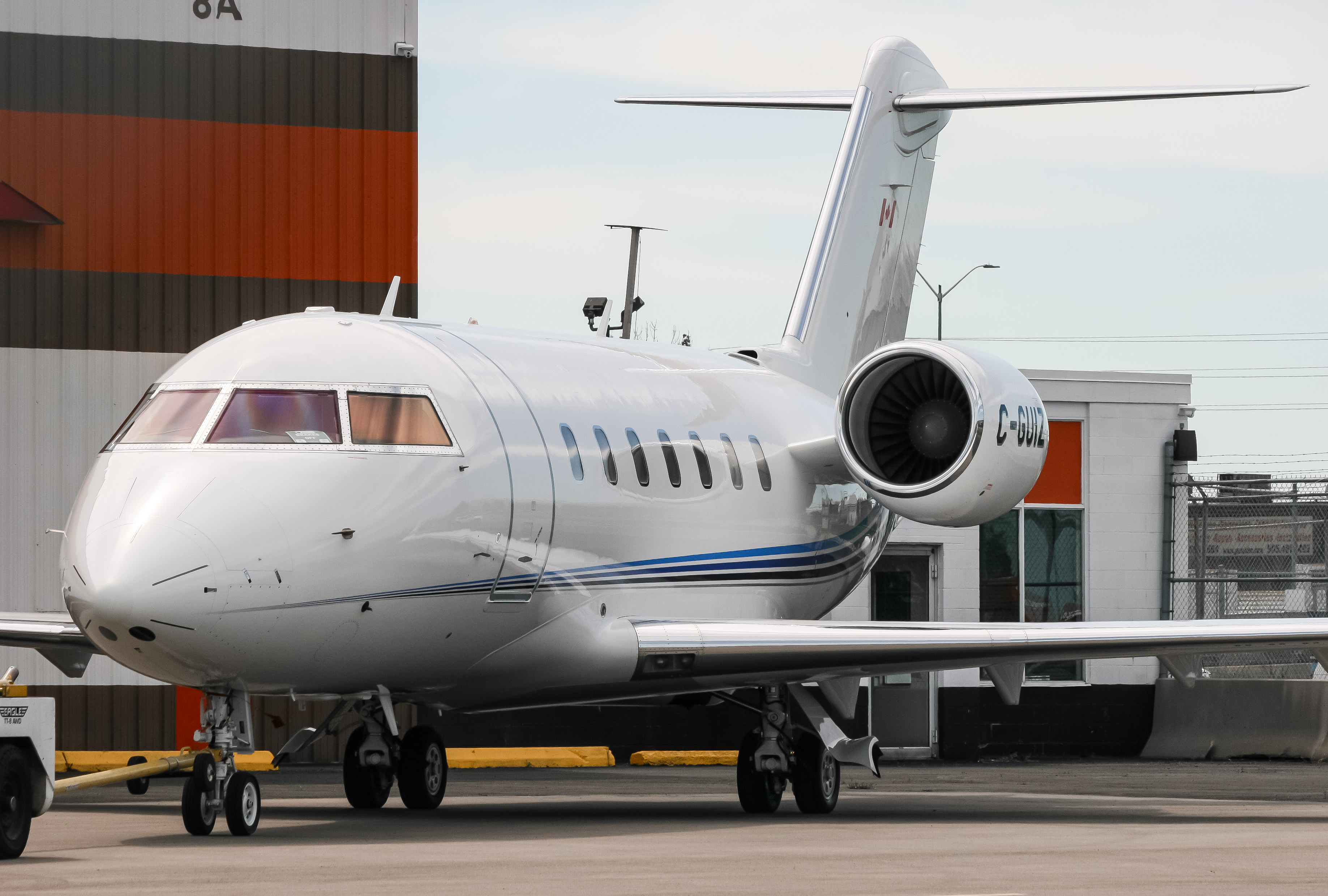 Full size: PRIVATE Bombardier Challenger 605 C-GUIZ at Lester B Pearson International Airport