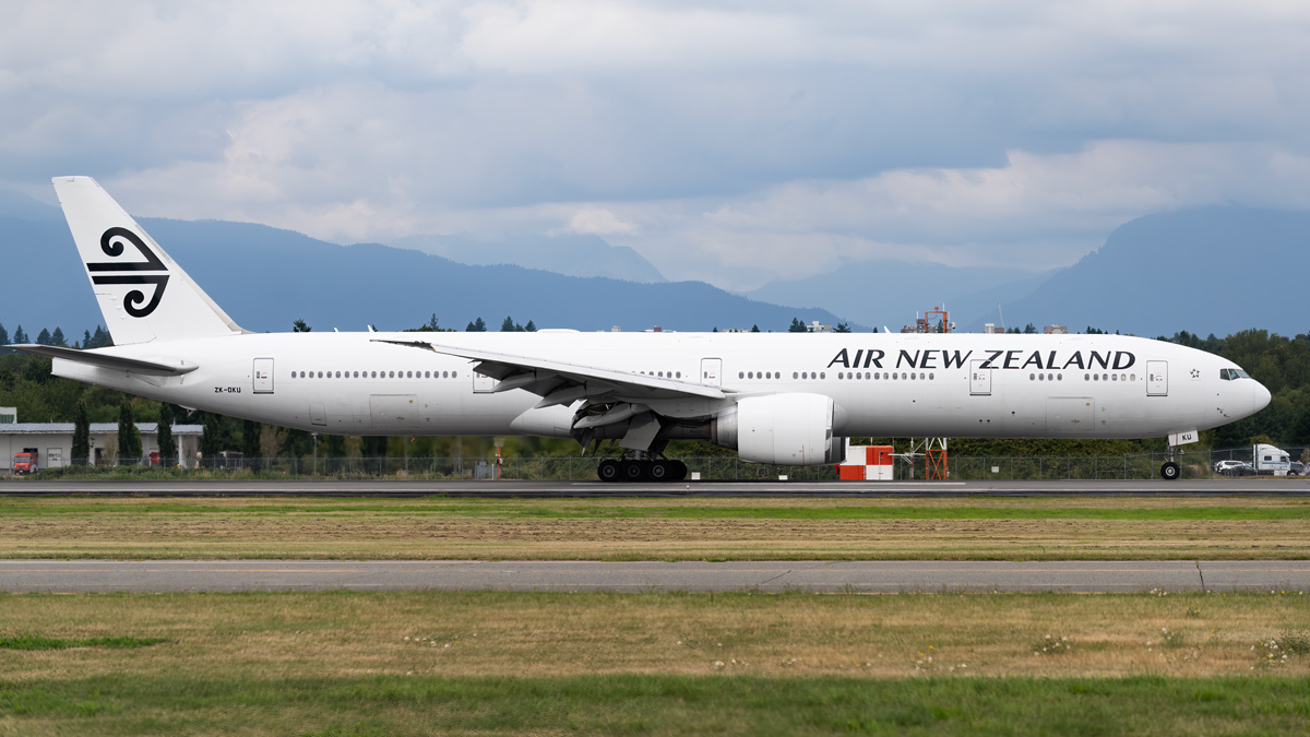 Full size: Air New Zealand Boeing 777-300ER ZK-OKU at Vancouver International Airport