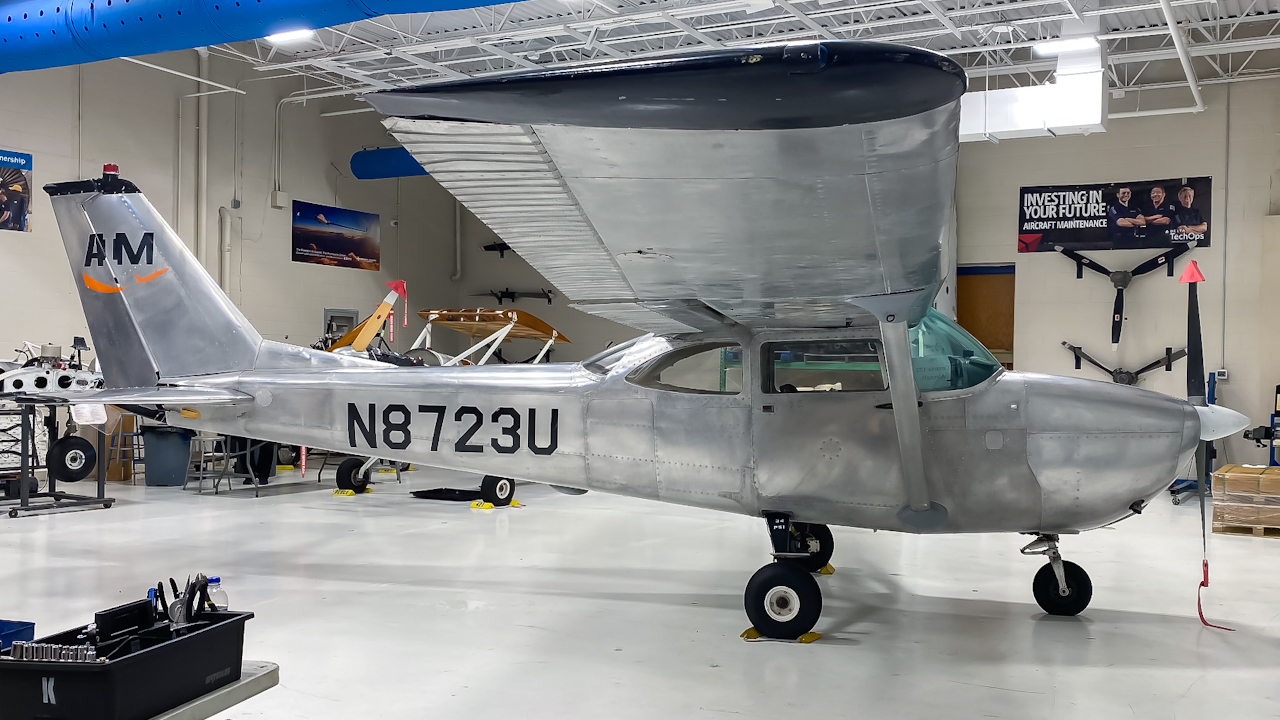 Full size: PRIVATE Cessna 172 N8723U at Norfolk International Airport