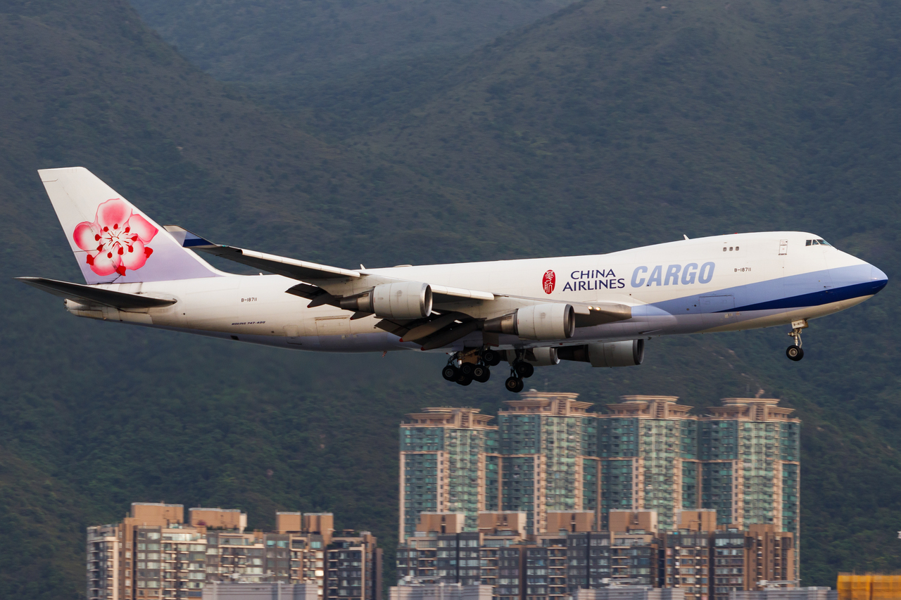 Full size: China Airlines Cargo Boeing 747-400F B-18711 at Hong Kong International Airport