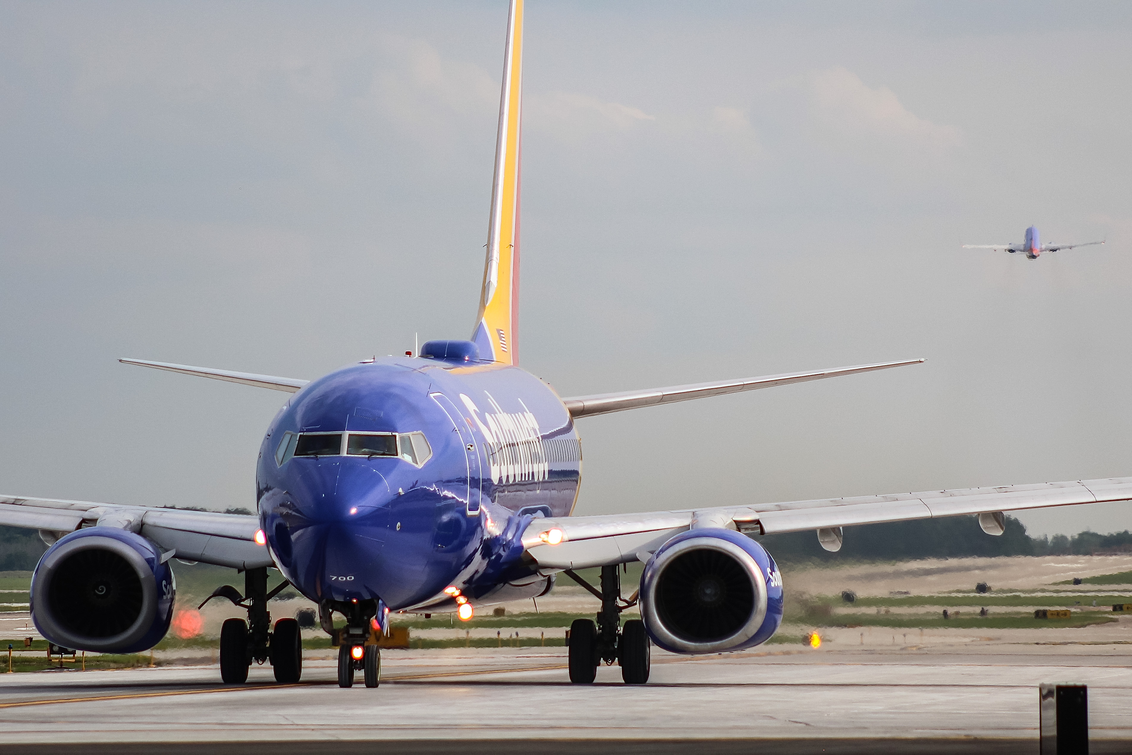 Full size: Southwest Airlines Boeing 737-700 N565WN at General Mitchell International Airport