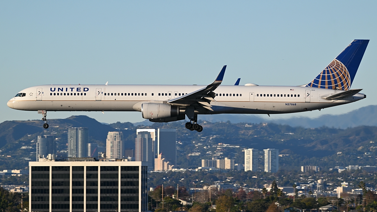 Full size: United Airlines Boeing 757-300 N57868 at Los Angeles International Airport