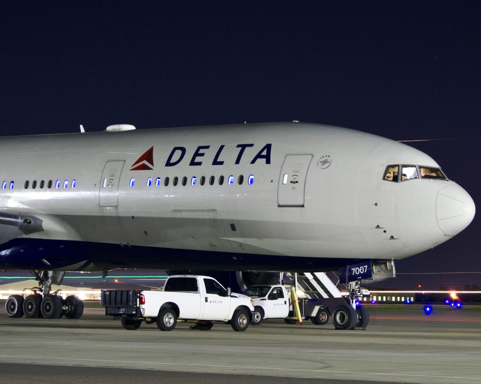 Full size: Delta Airlines Boeing 777-200ER N866DA at Charlotte/Douglas International Airport