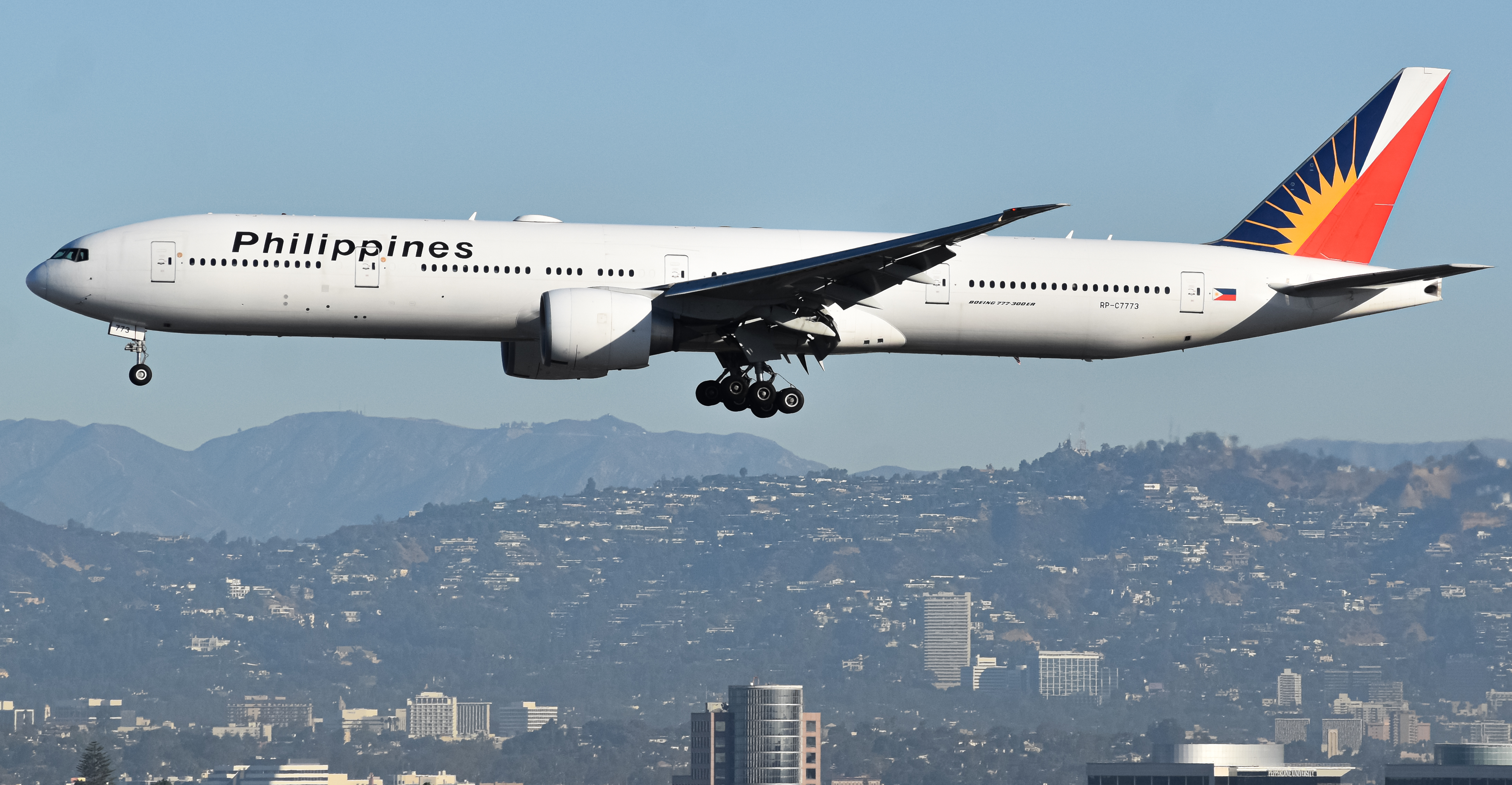 Full size: Philippines Airlines Boeing 777-300ER RP-C7773 at Los Angeles International Airport