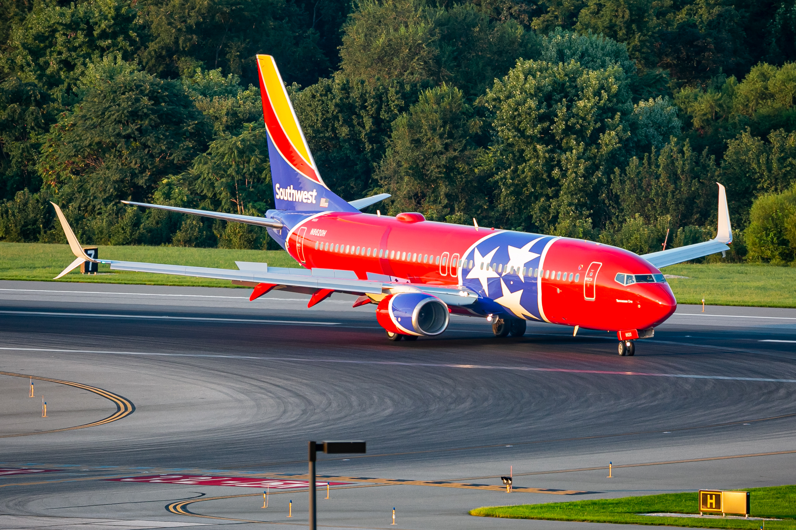 Full size: Southwest Airlines Boeing 737-800 N8620H at Baltimore/Washington International Thurgood Marshall Airport