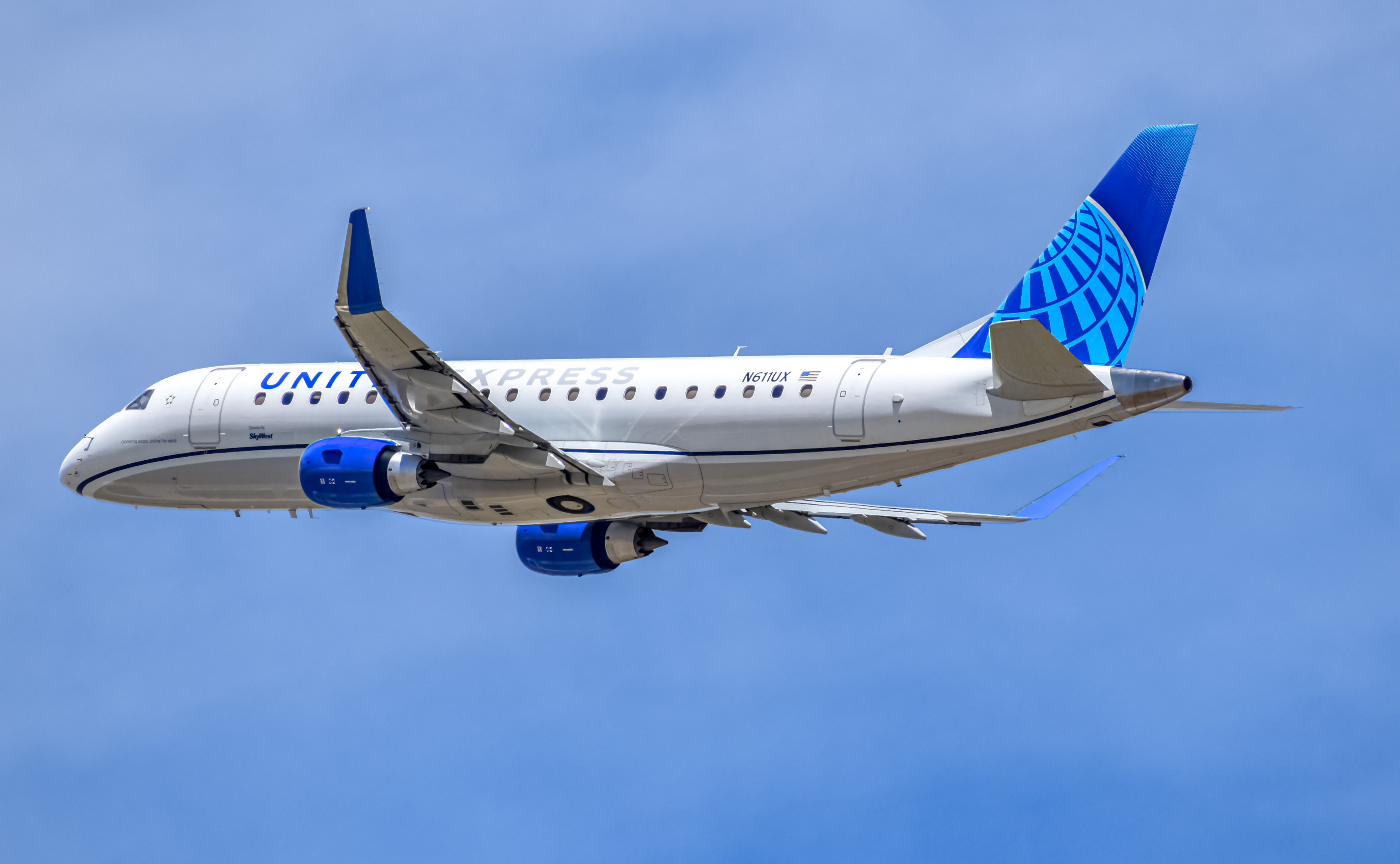 Full size: United Express Embraer E175 N611UX at Denver International Airport
