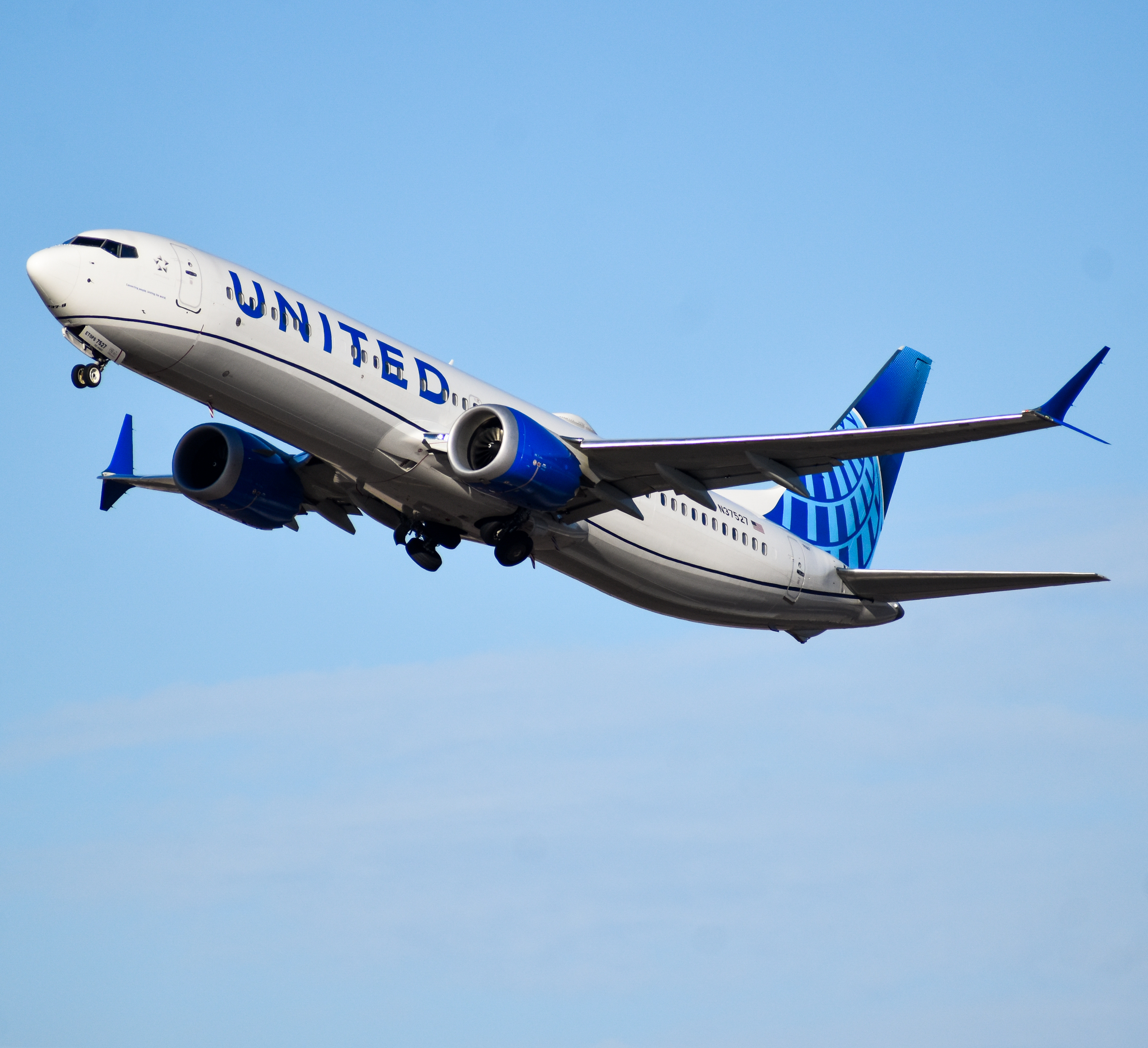 Full size: United Airlines Boeing 737 MAX 9 N37527 at Phoenix Sky Harbor International Airport