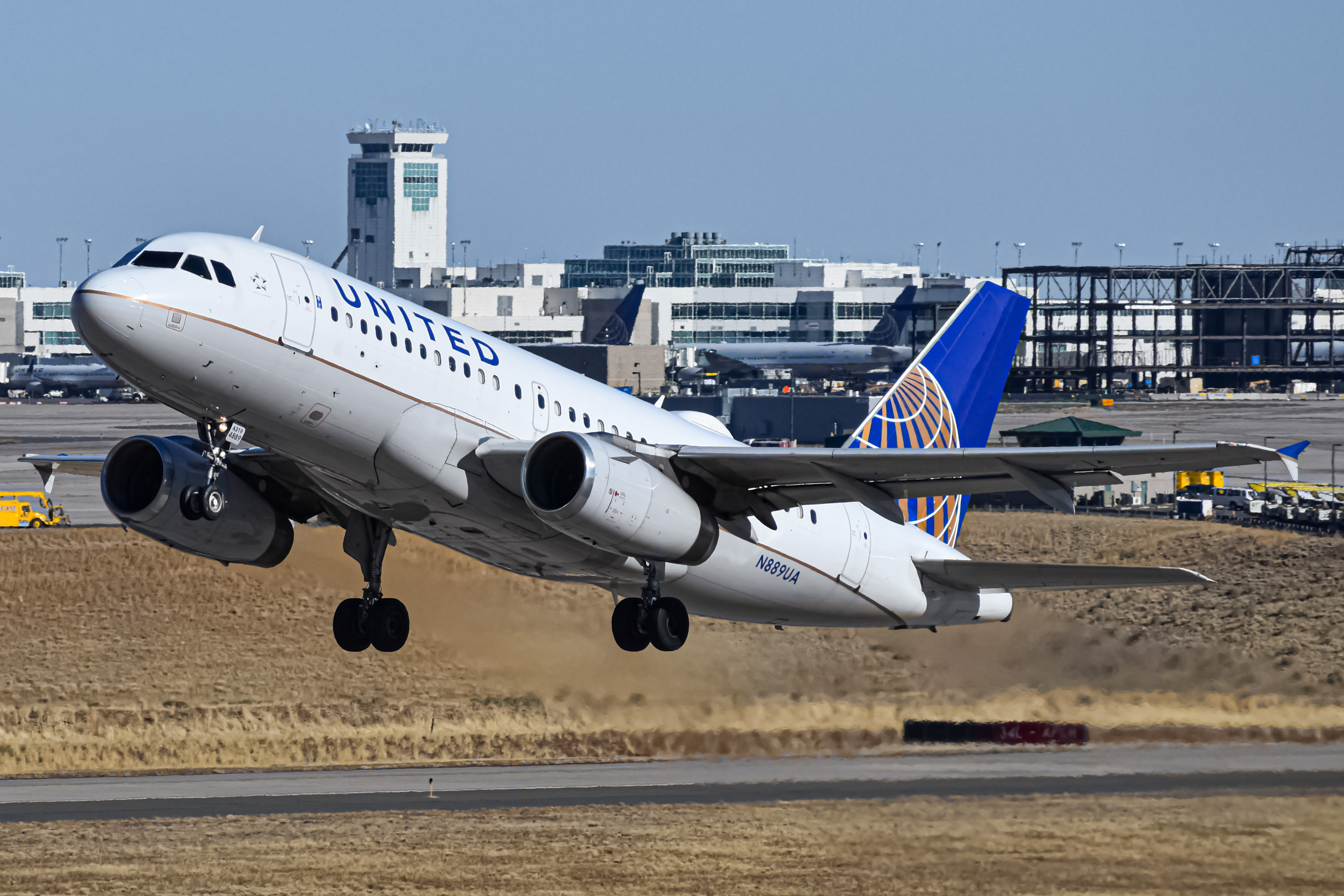 Full size: United Airlines Airbus A319 N889UA at Denver International Airport