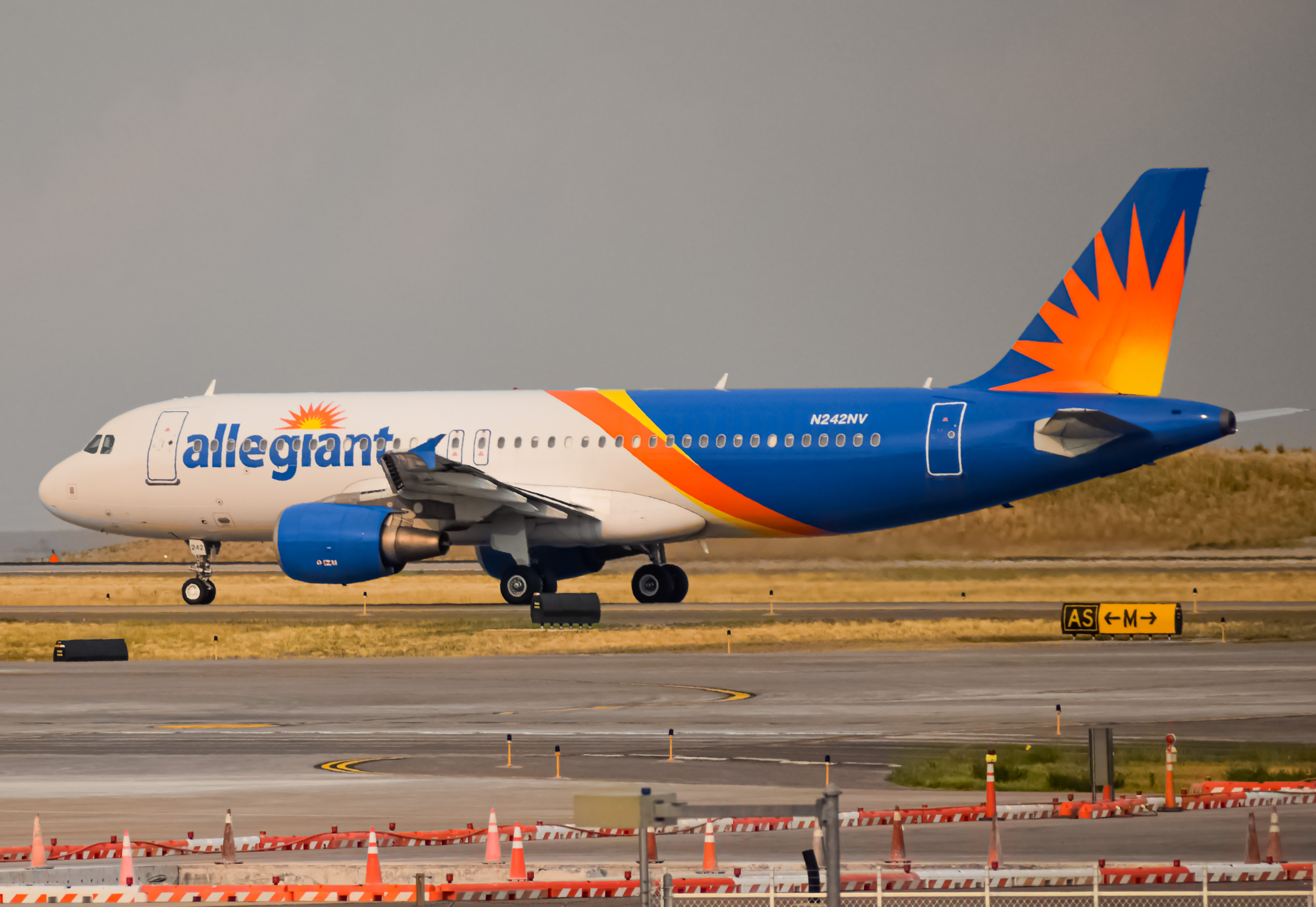 Full size: Allegiant Air Airbus A320 N242NV at Denver International Airport
