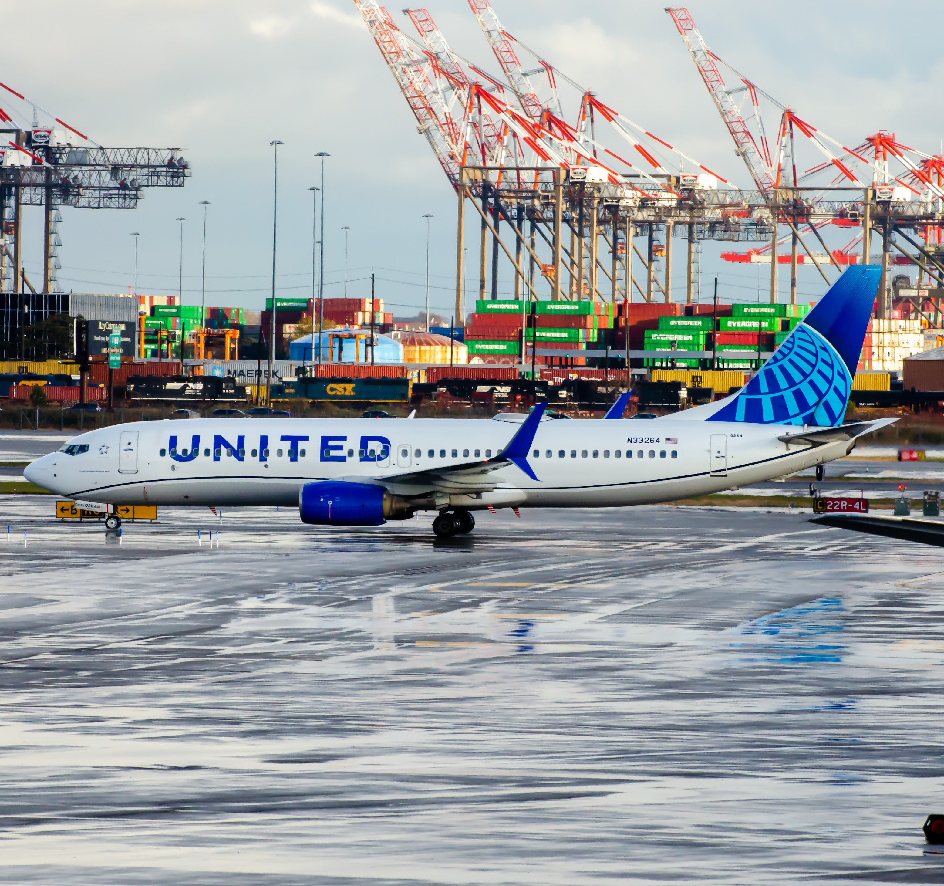 Full size: United Airlines Boeing 737-800 N33264 at Newark Liberty International Airport
