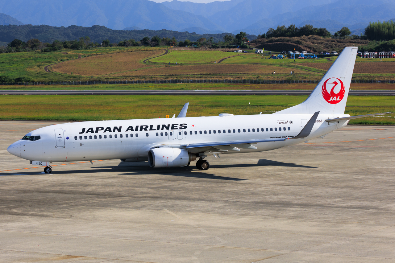 JA330J) Japan Airlines Boeing 737-800 by Thomas Tse | AeroXplorer