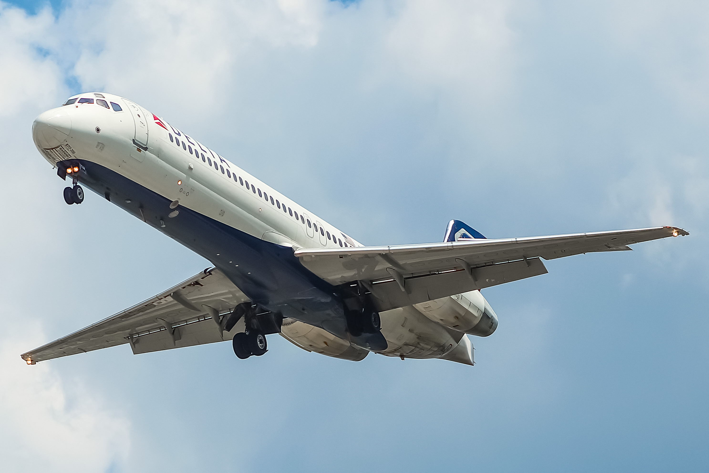 Full size: Delta Airlines Boeing 717-200 N993AT at General Mitchell International Airport