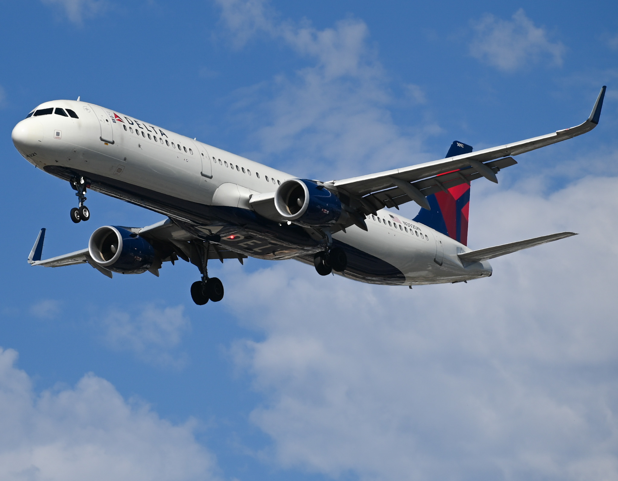 Full size: Delta Airlines Airbus A321-200 N392DN at San Diego International Airport