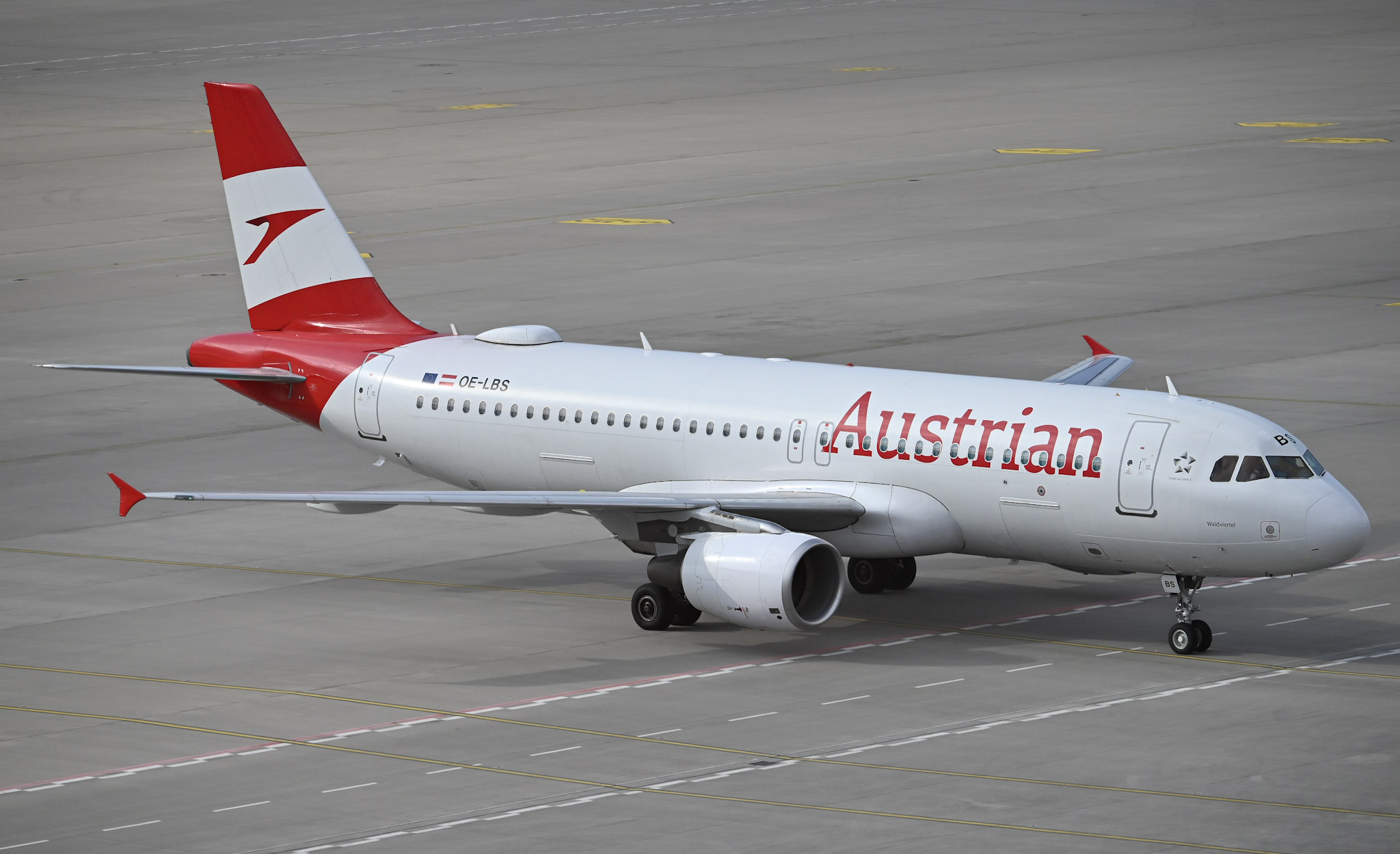 Full size: Austrian Airlines Airbus A320 OE-LBS at Berlin Brandenburg Airport