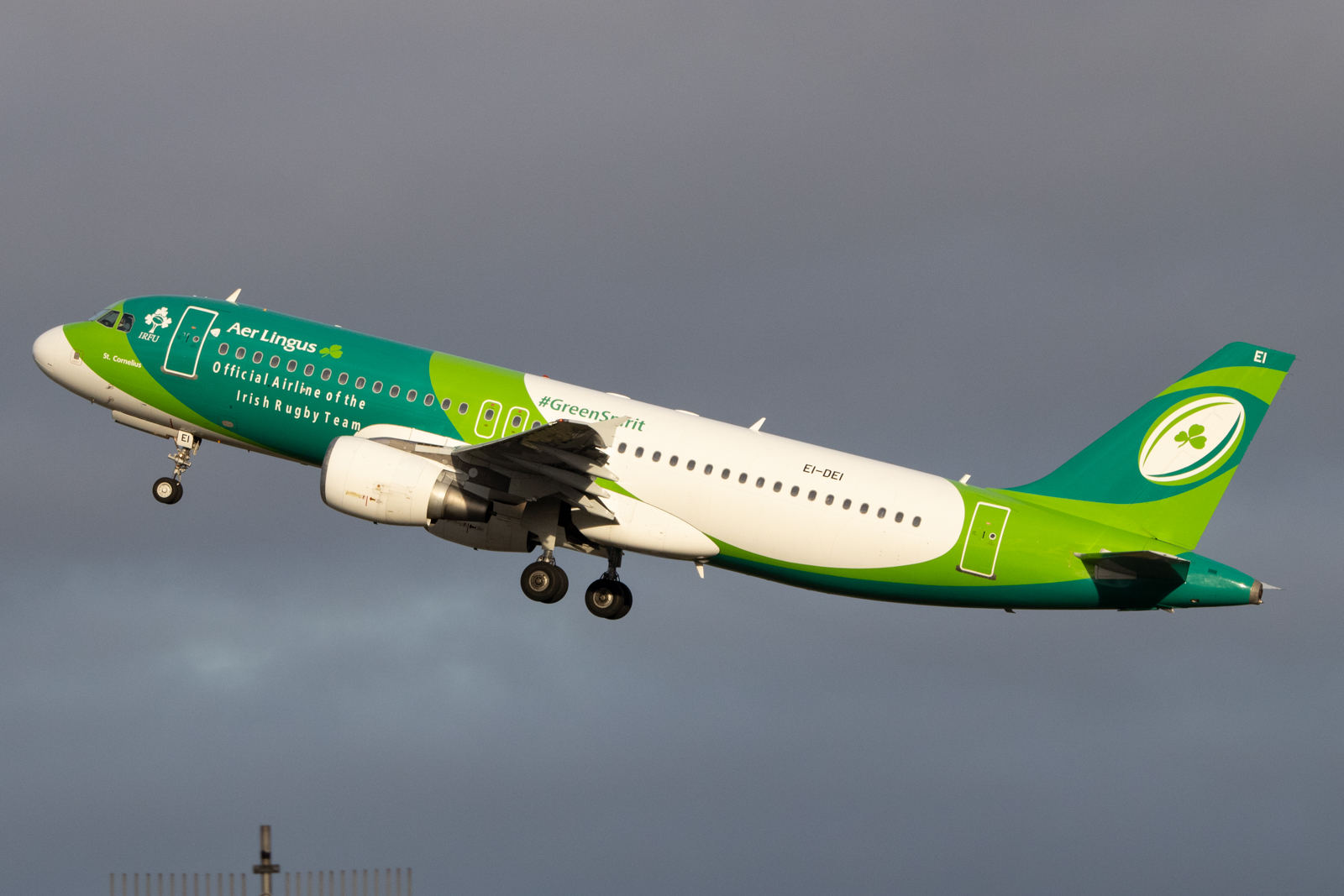 Full size: Aer Lingus Airbus A320 EI-DEI at London Heathrow International Airport