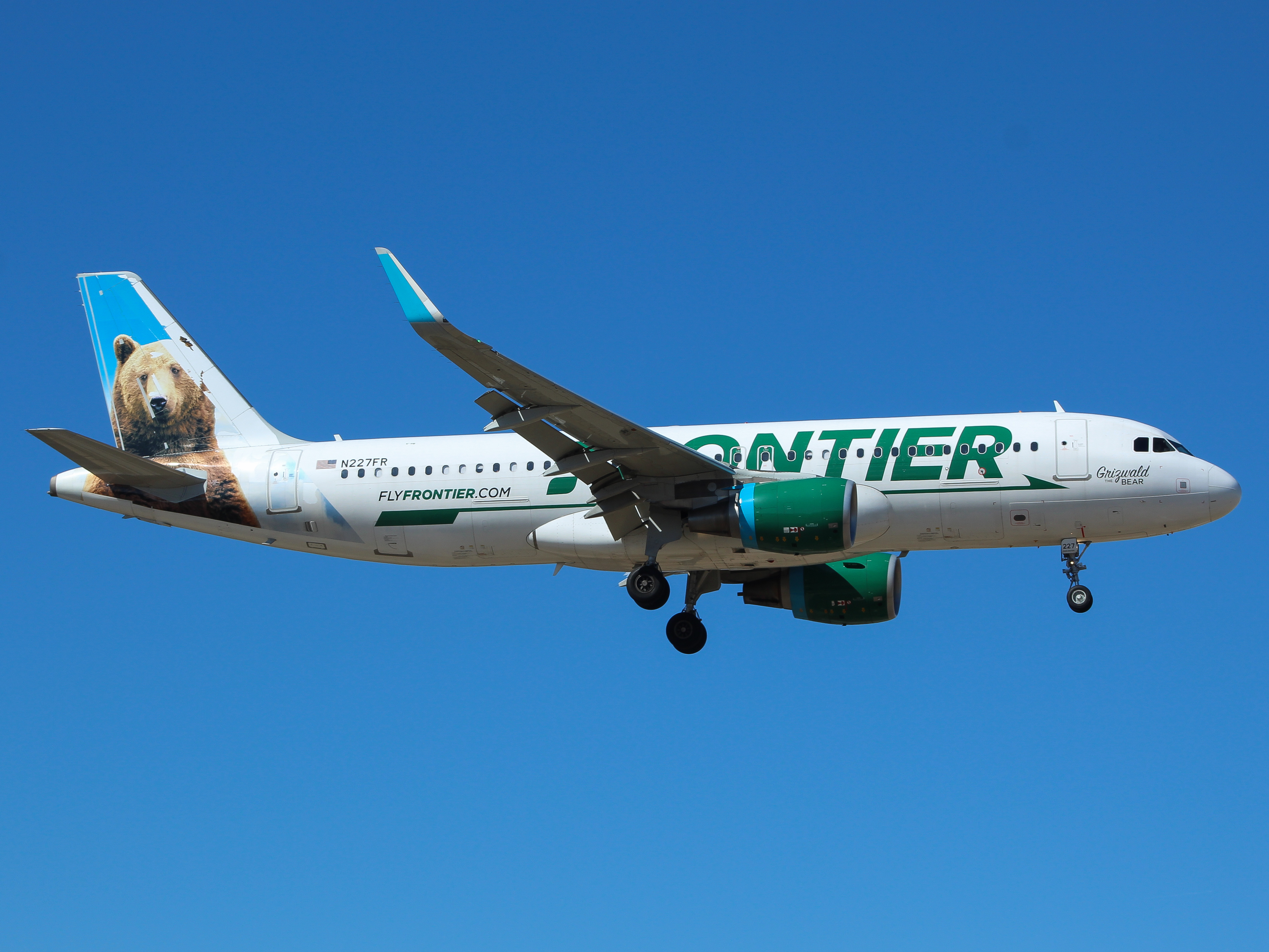 Full size: Frontier Airlines Airbus A320 N227FR at General Mitchell International Airport