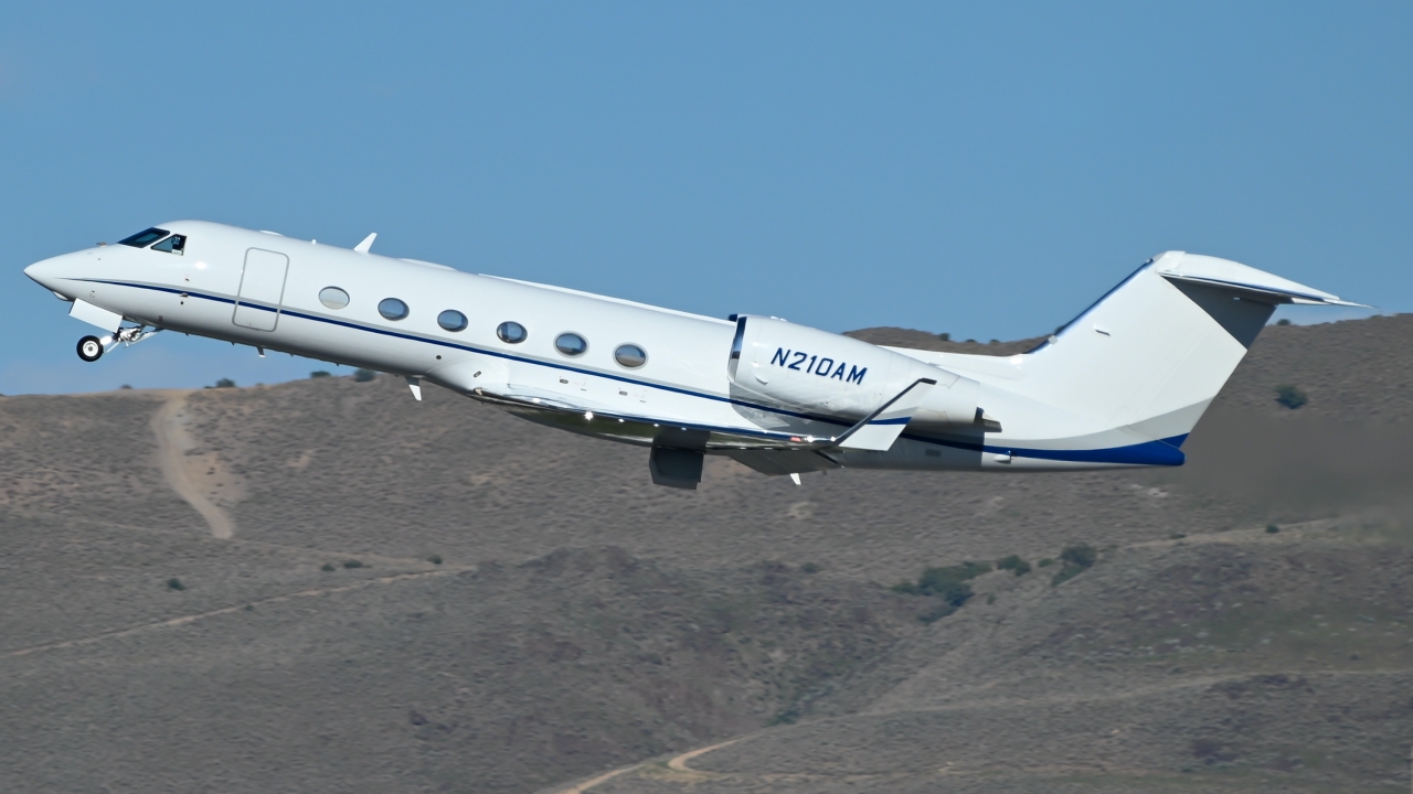 Full size: PRIVATE Gulfstream G450 N210AM at Reno/Tahoe International Airport