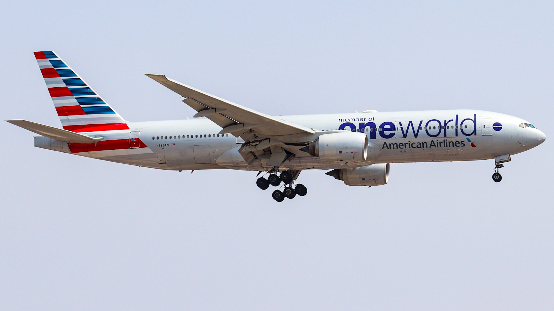 Full size: American Airlines Boeing 777-200ER N796AN at Harry Reid International Airport
